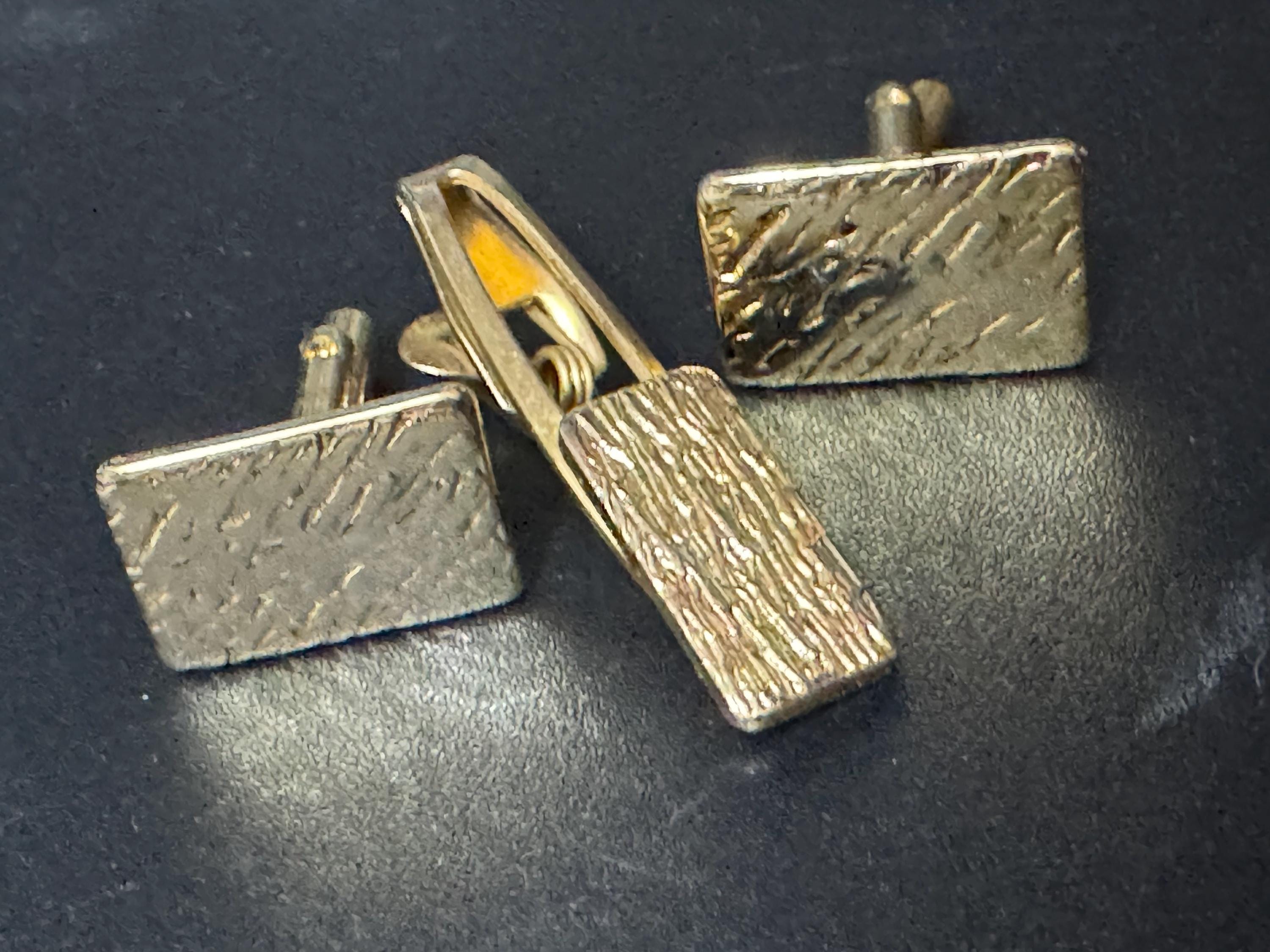 Vintage Brutalist 1960s 1970s modernist chunky men’s gold tone etched rectangular cufflinks and matching tie clip