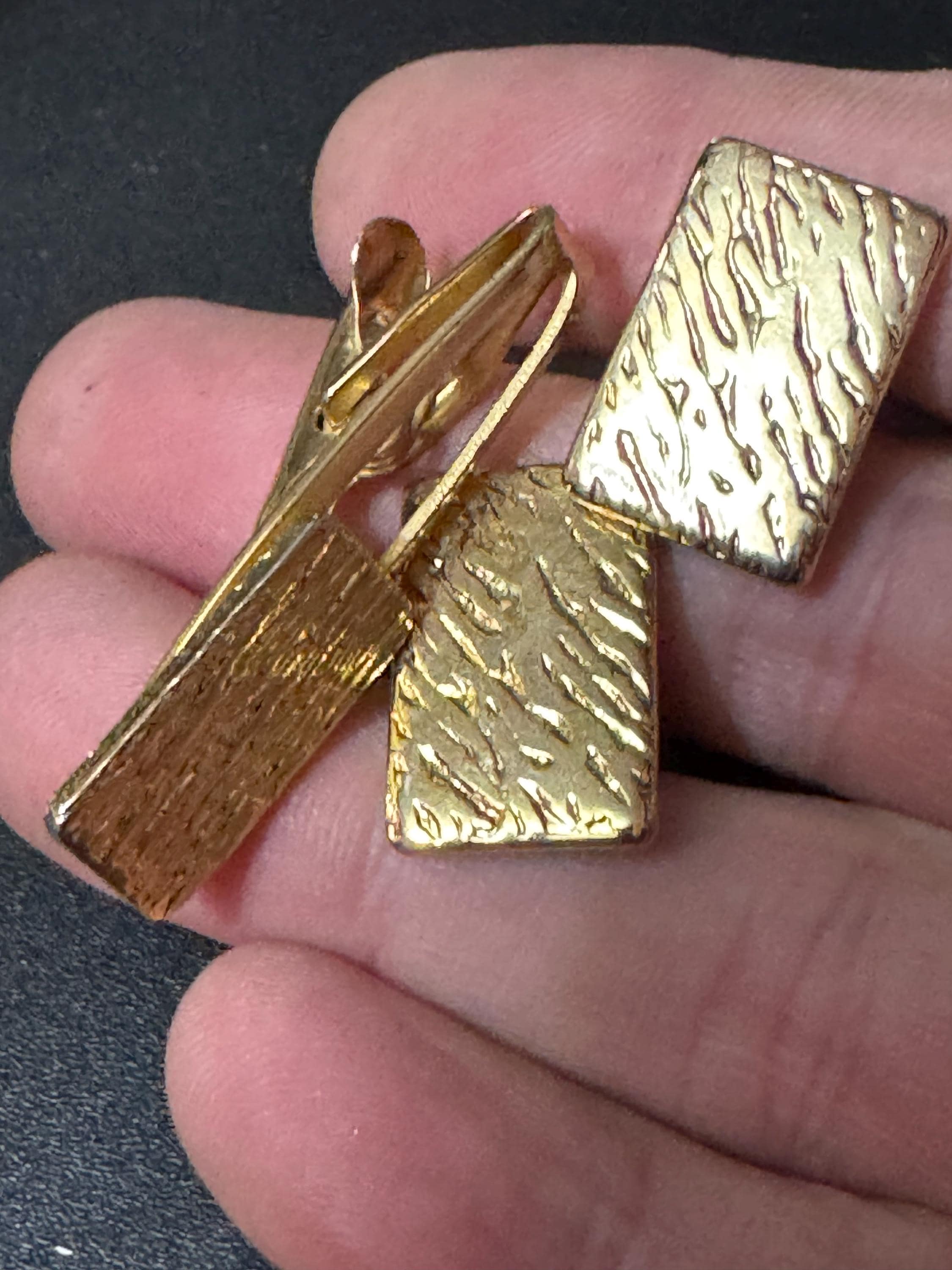 Vintage Brutalist 1960s 1970s modernist chunky men’s gold tone etched rectangular cufflinks and matching tie clip