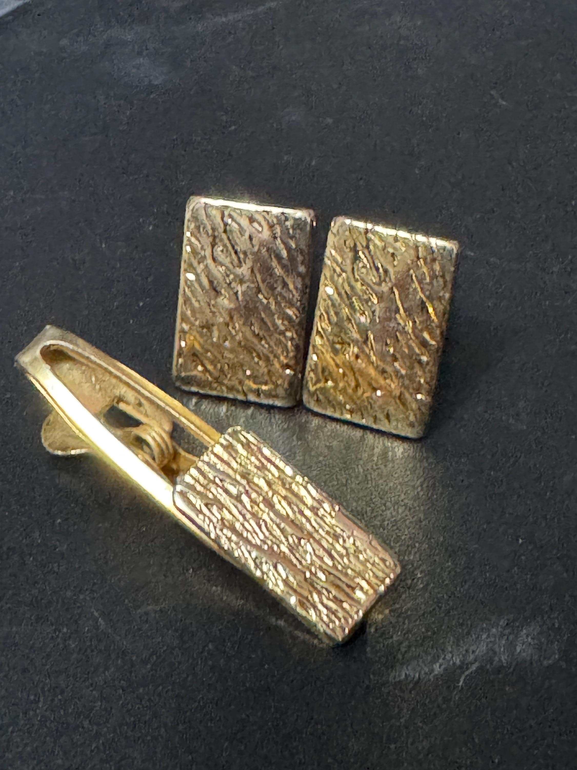 Vintage Brutalist 1960s 1970s modernist chunky men’s gold tone etched rectangular cufflinks and matching tie clip