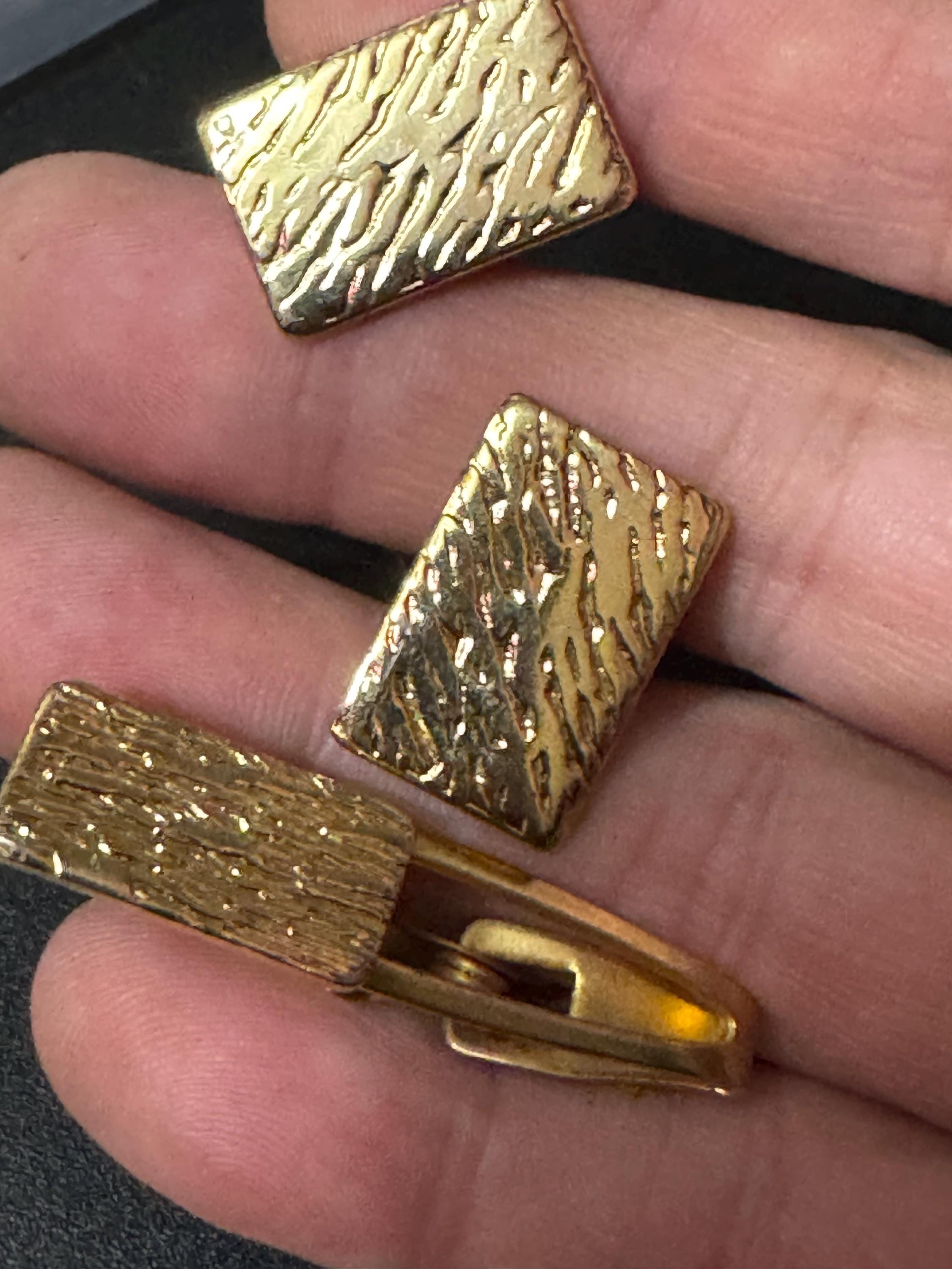 Vintage Brutalist 1960s 1970s modernist chunky men’s gold tone etched rectangular cufflinks and matching tie clip