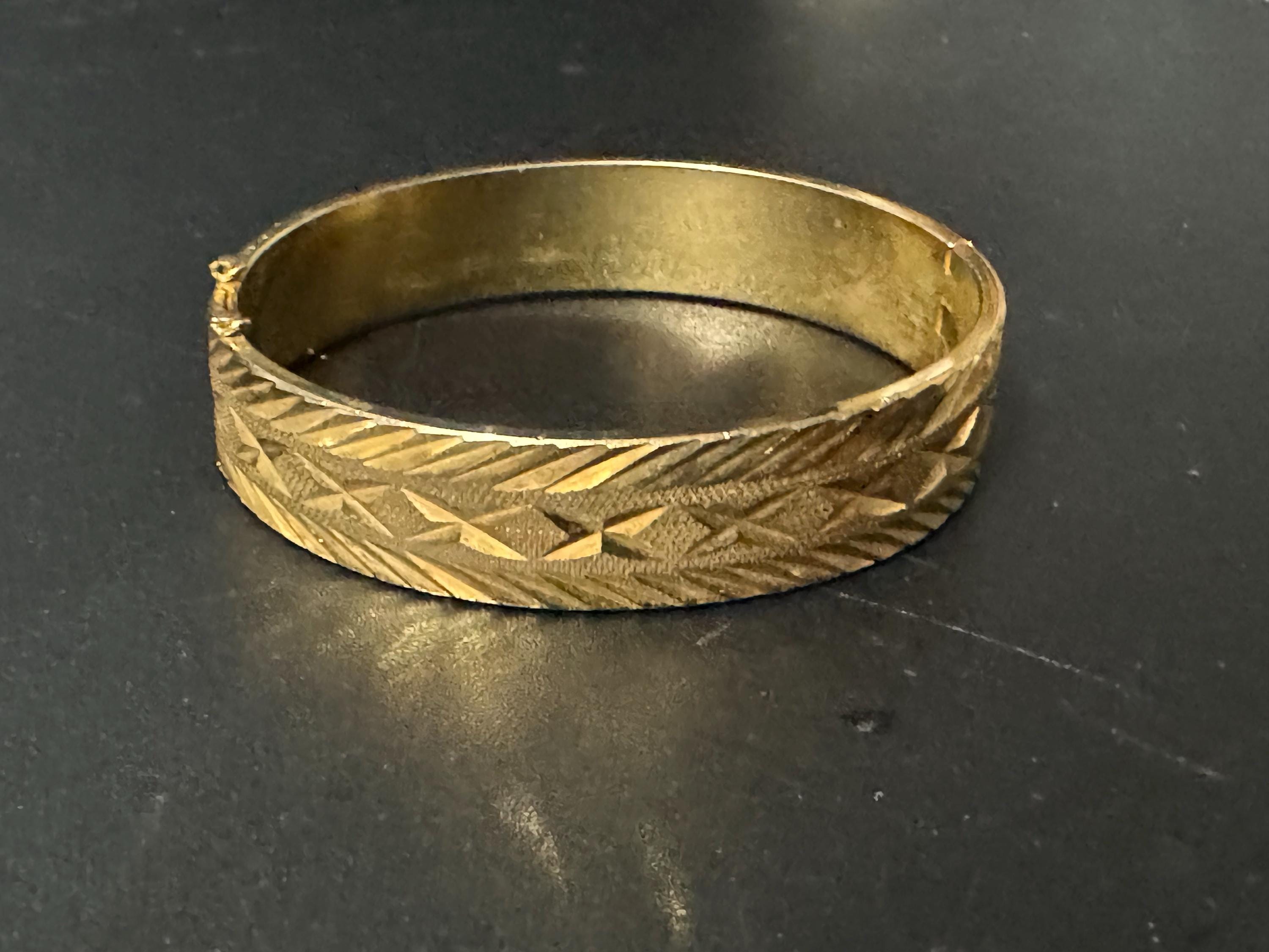 1980s chows Retro Vintage Stamped Gold-tone Hinged Bangle Bracelet