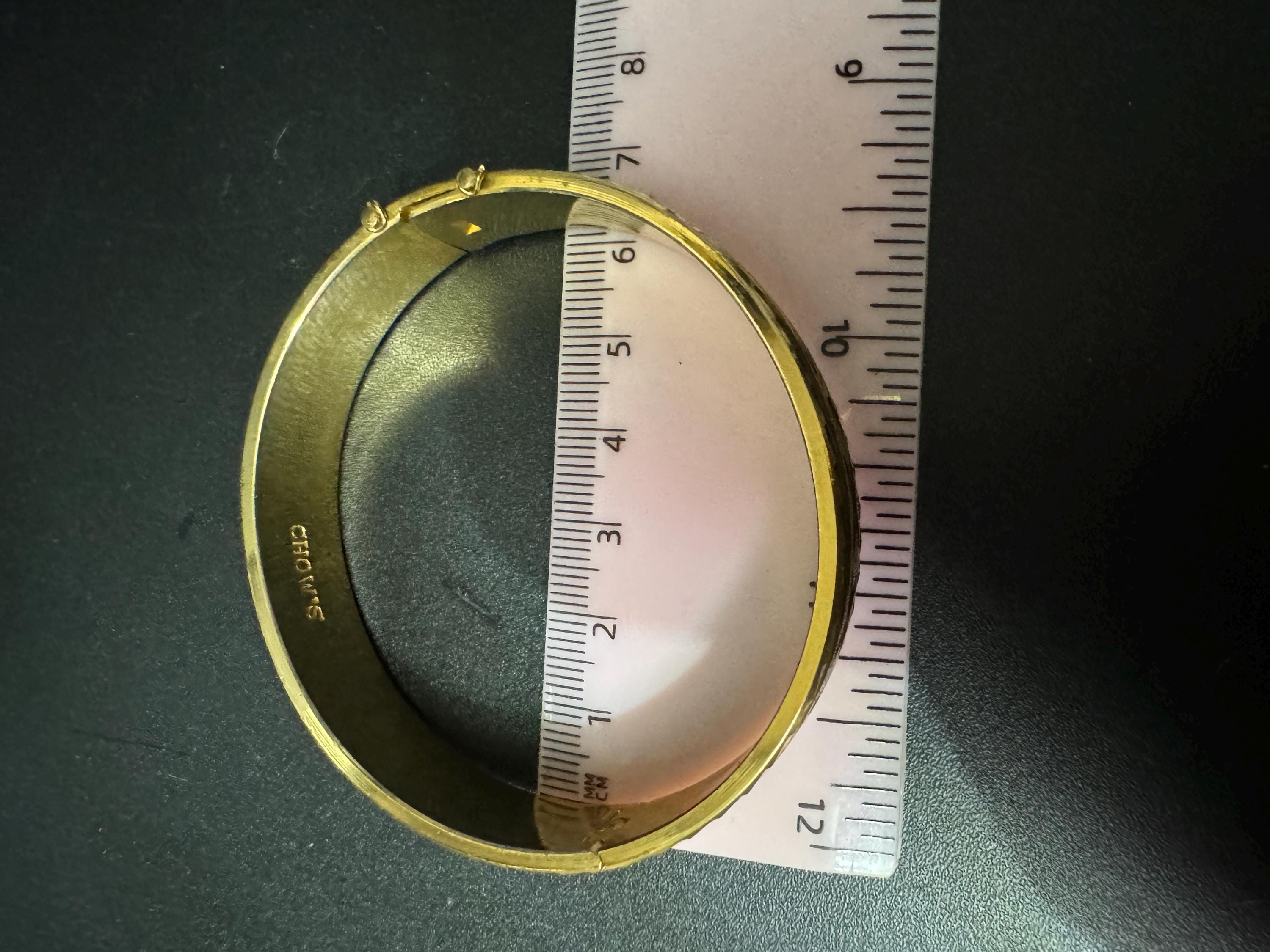 1980s chows Retro Vintage Stamped Gold-tone Hinged Bangle Bracelet