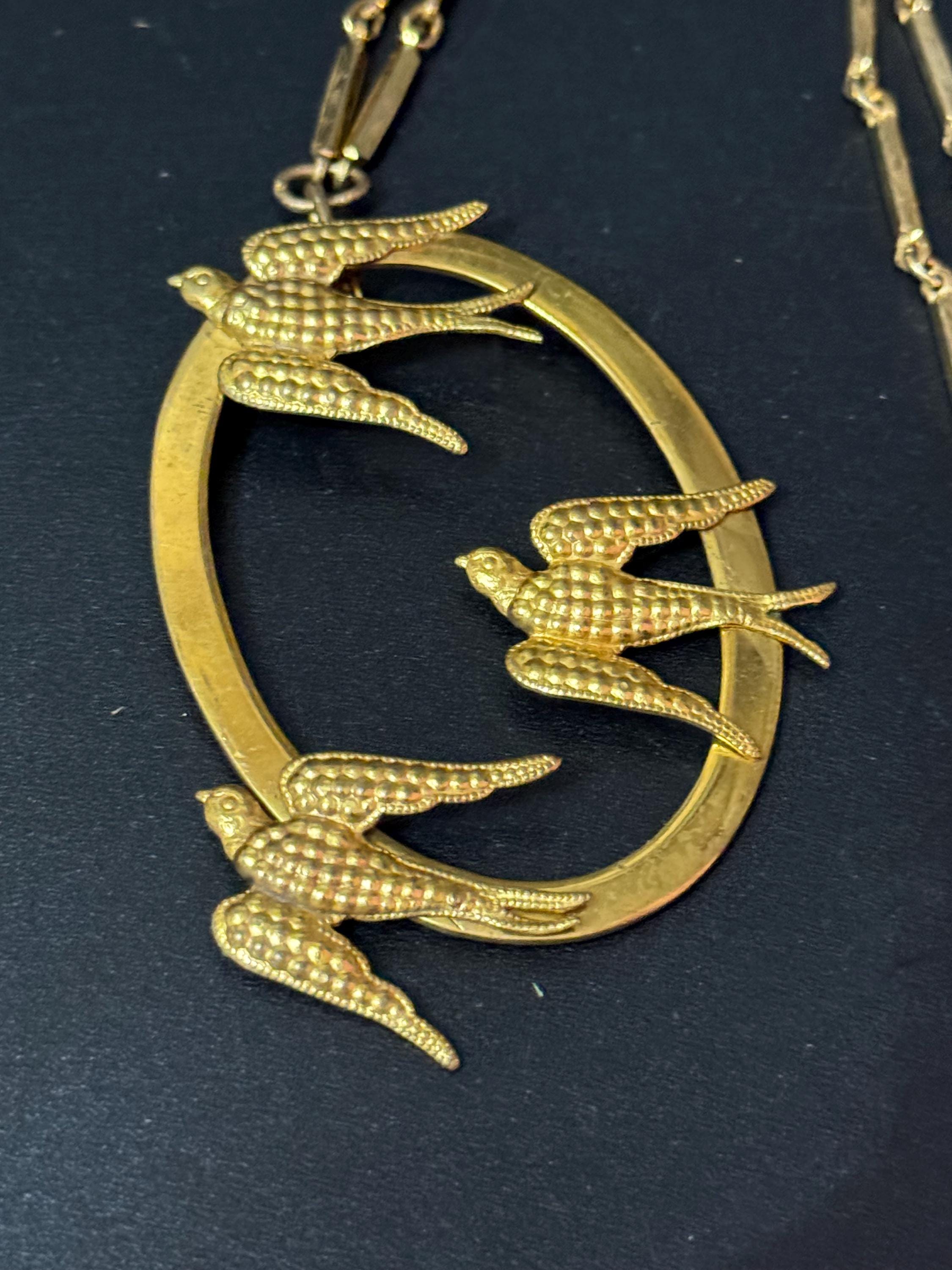 Art deco style gold tone bar link swallows bird pendant necklace 1940s 1950s