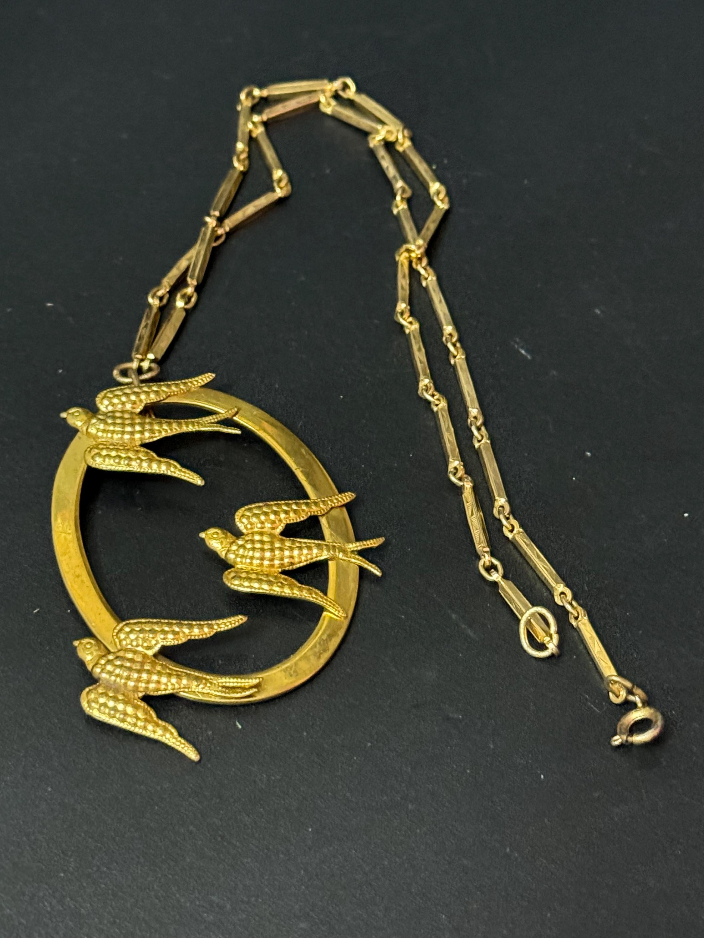 Art deco style gold tone bar link swallows bird pendant necklace 1940s 1950s