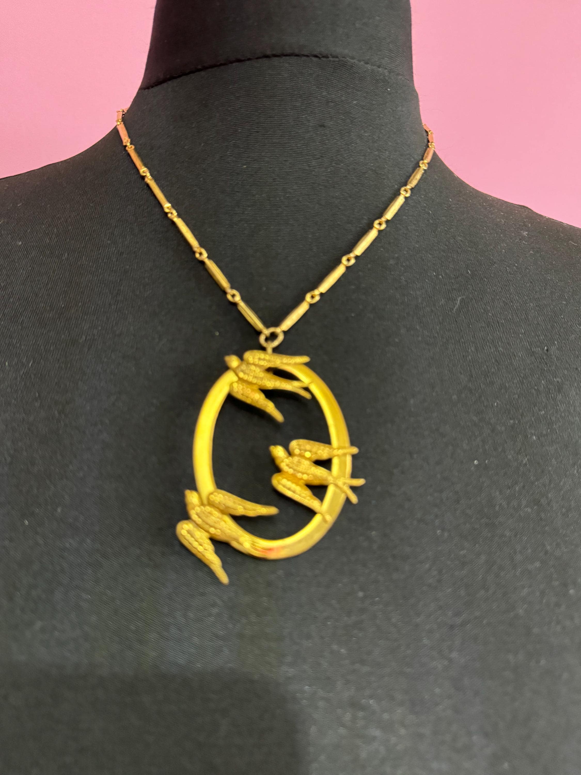 Art deco style gold tone bar link swallows bird pendant necklace 1940s 1950s