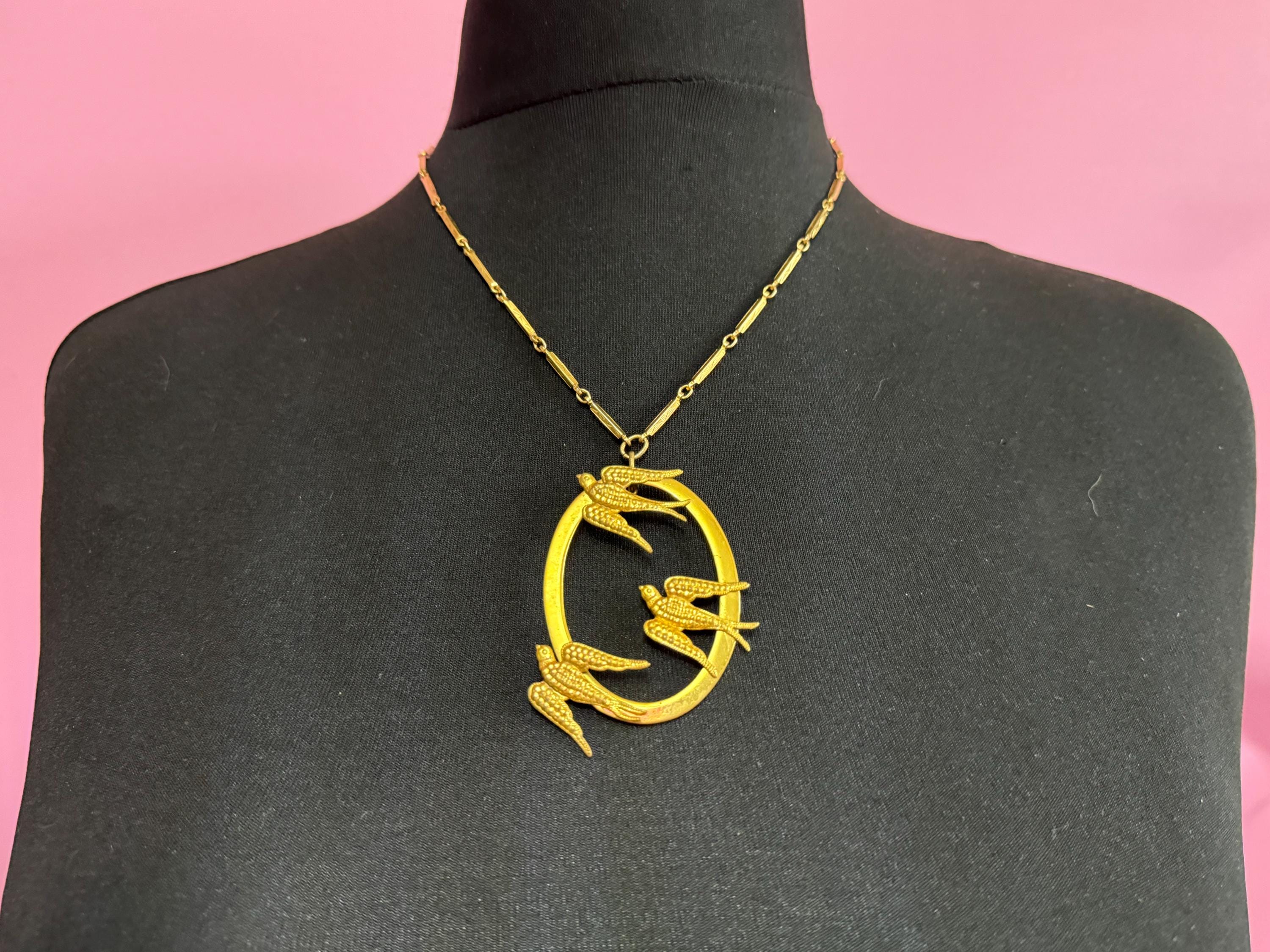 Art deco style gold tone bar link swallows bird pendant necklace 1940s 1950s
