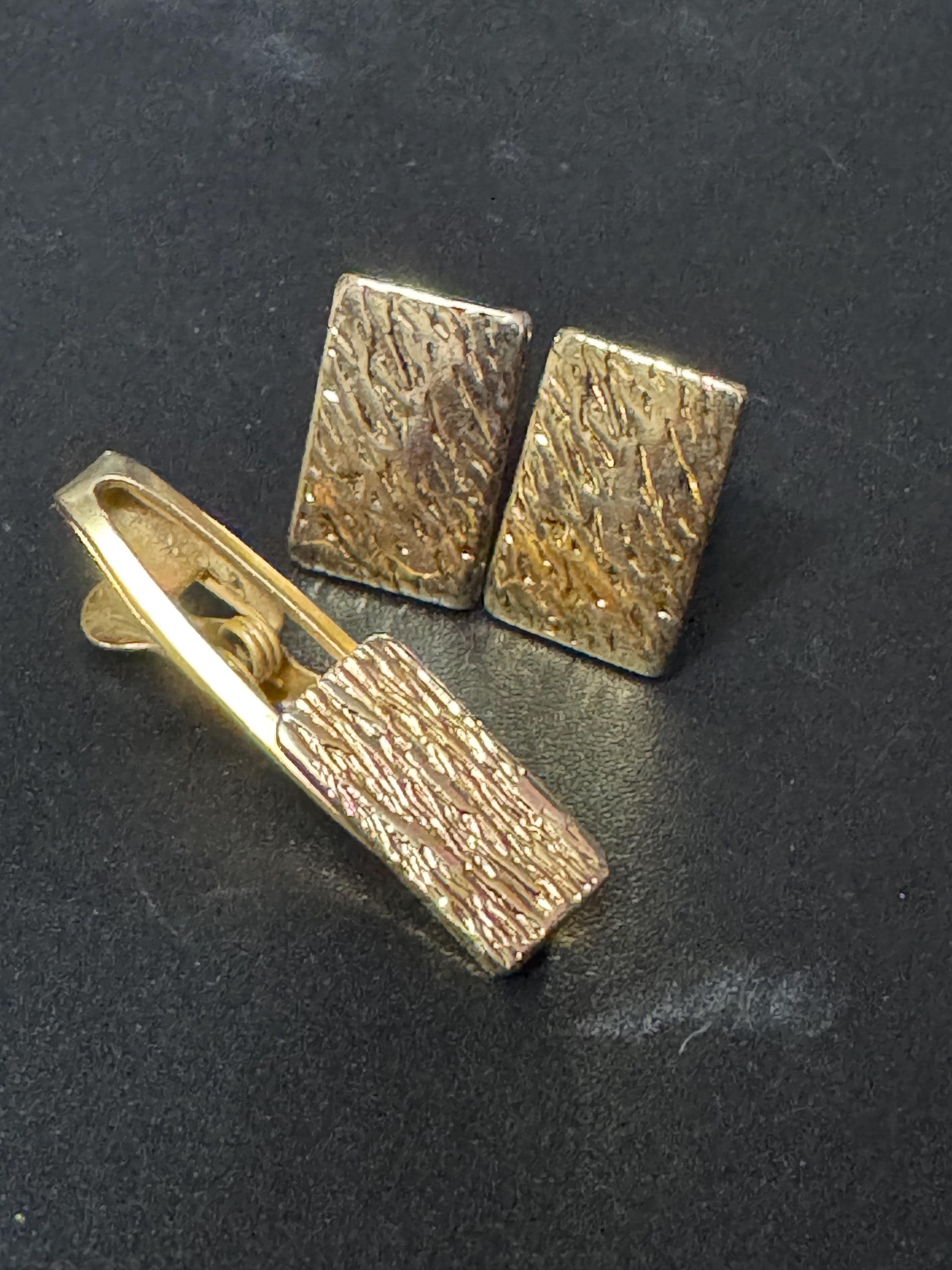 Vintage Brutalist 1960s 1970s modernist chunky men’s gold tone etched rectangular cufflinks and matching tie clip