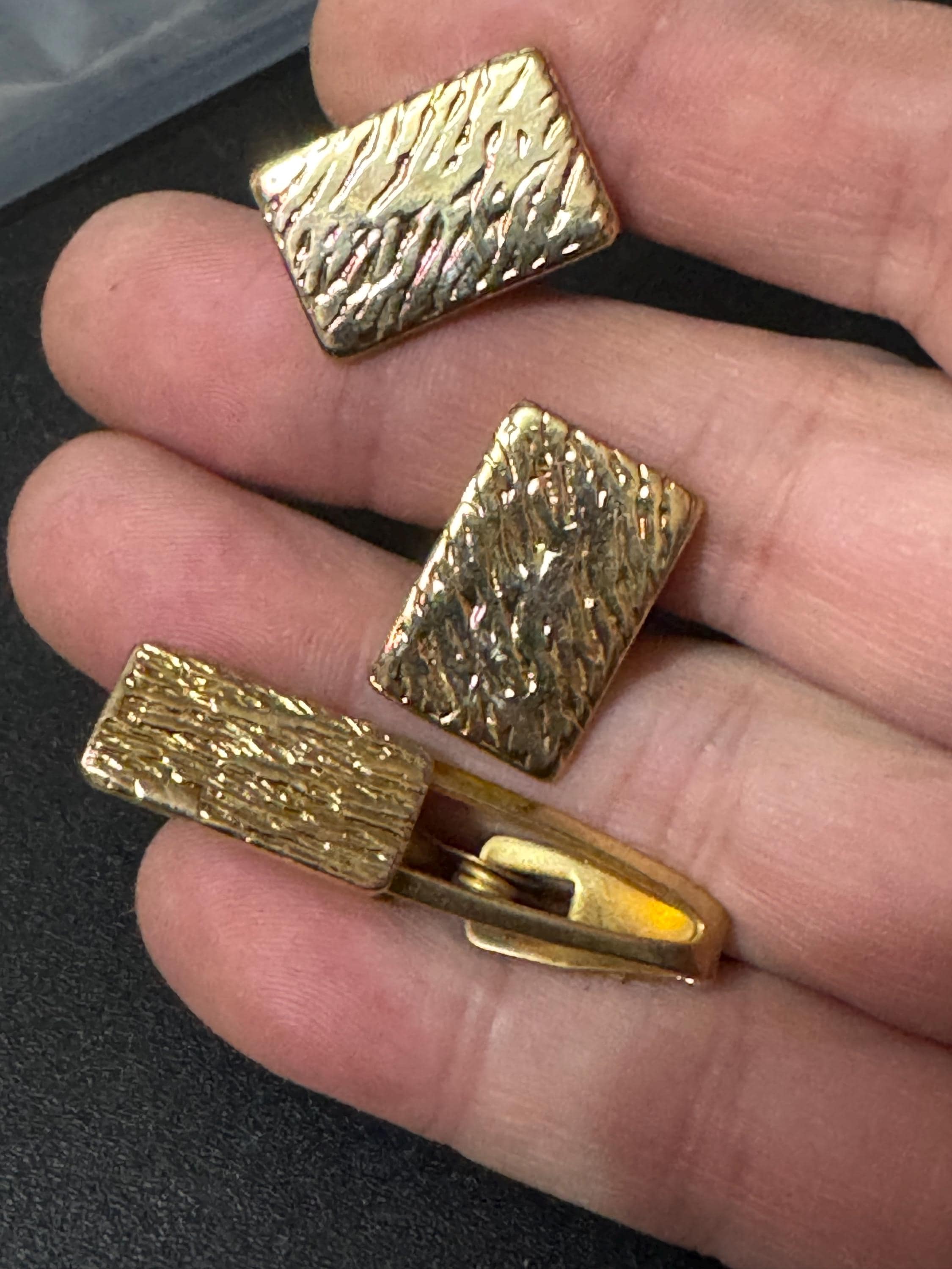 Vintage Brutalist 1960s 1970s modernist chunky men’s gold tone etched rectangular cufflinks and matching tie clip
