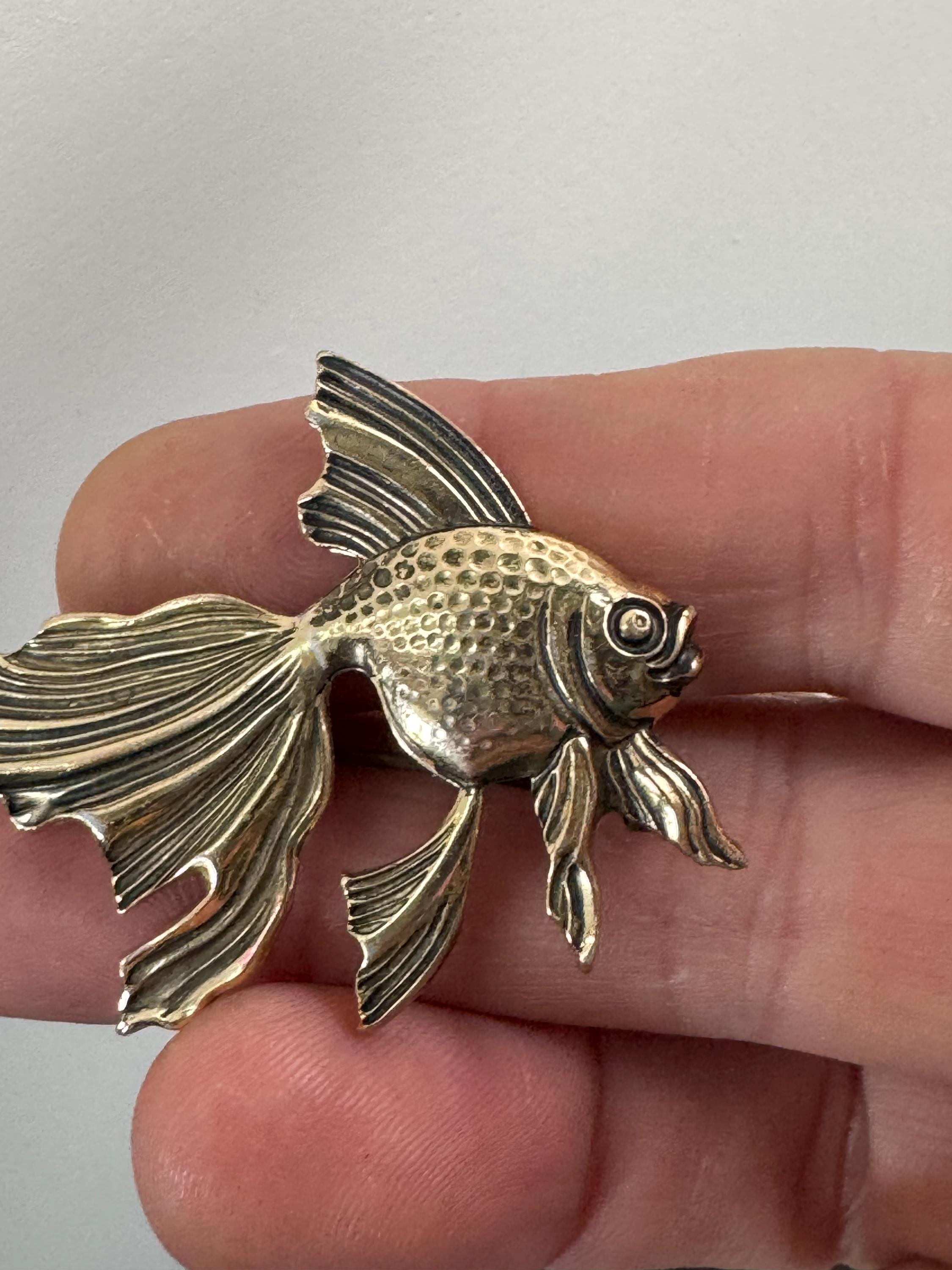 Vintage 60s gold tone classic lightweight aluminium fish Brooch