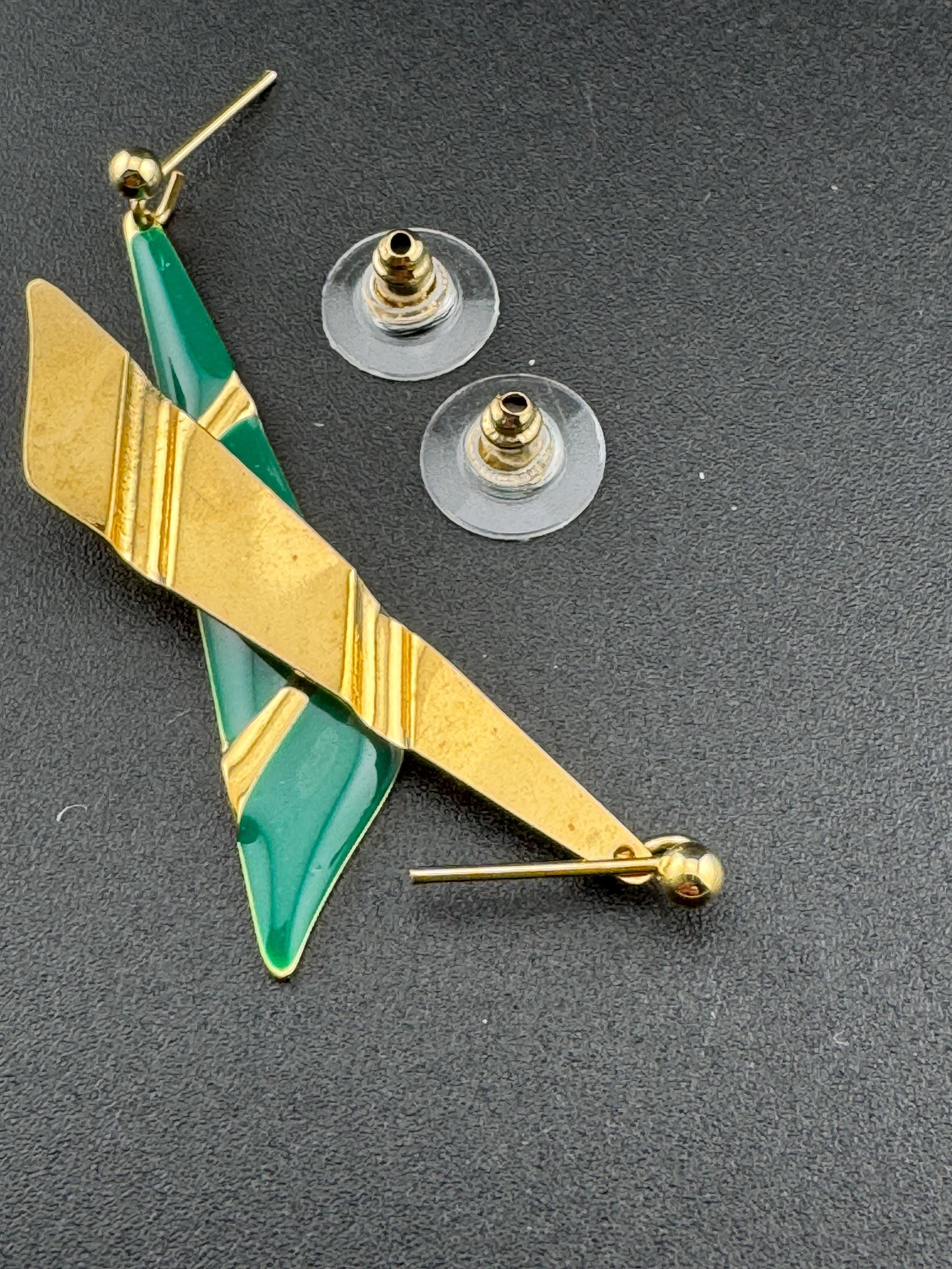 Vintage 80s teal green enamel gold tone dangly drop earrings for pierced ears unworn