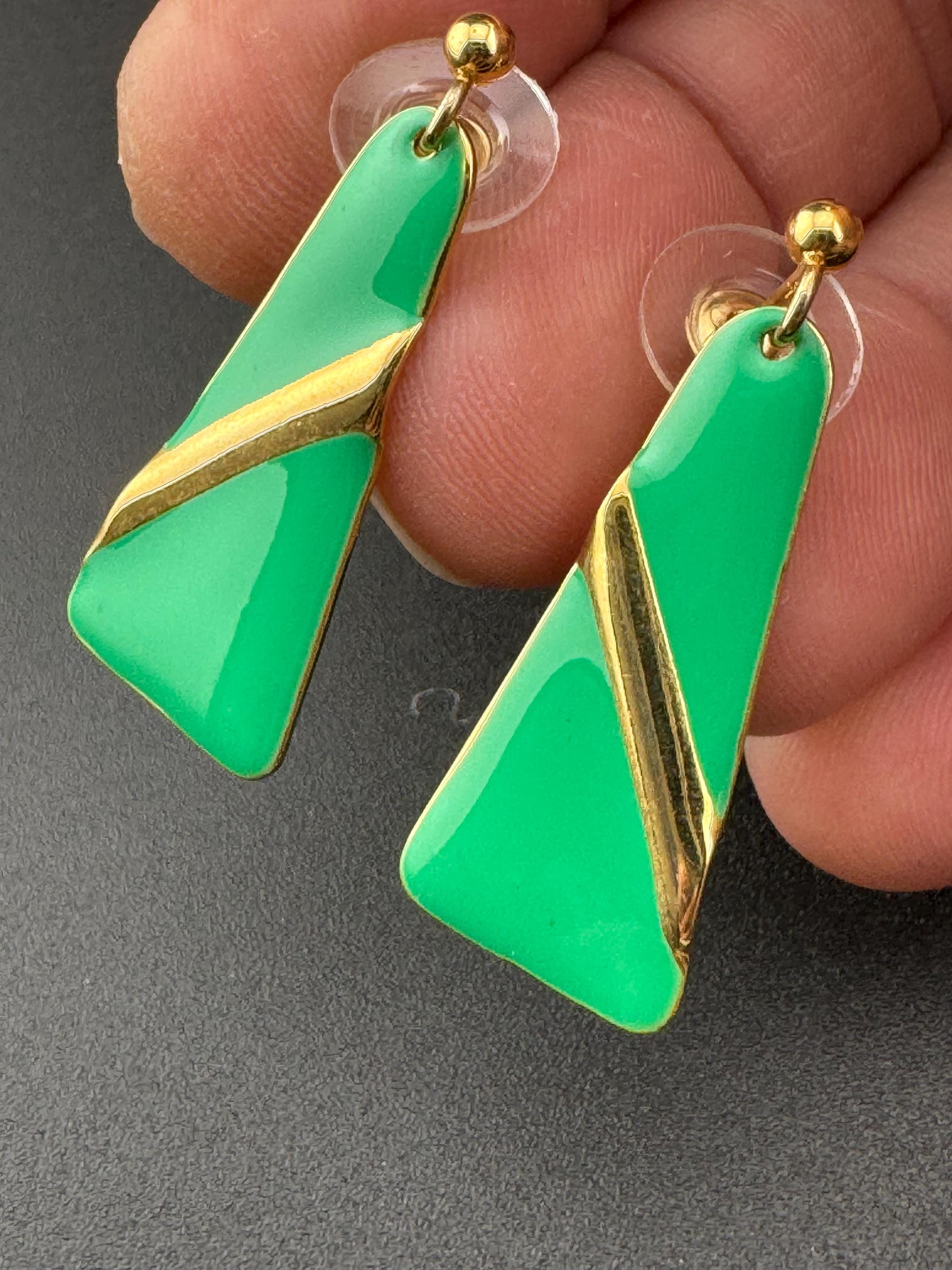 Vintage 80s bright green enamel gold tone dangly drop earrings for pierced ears unworn