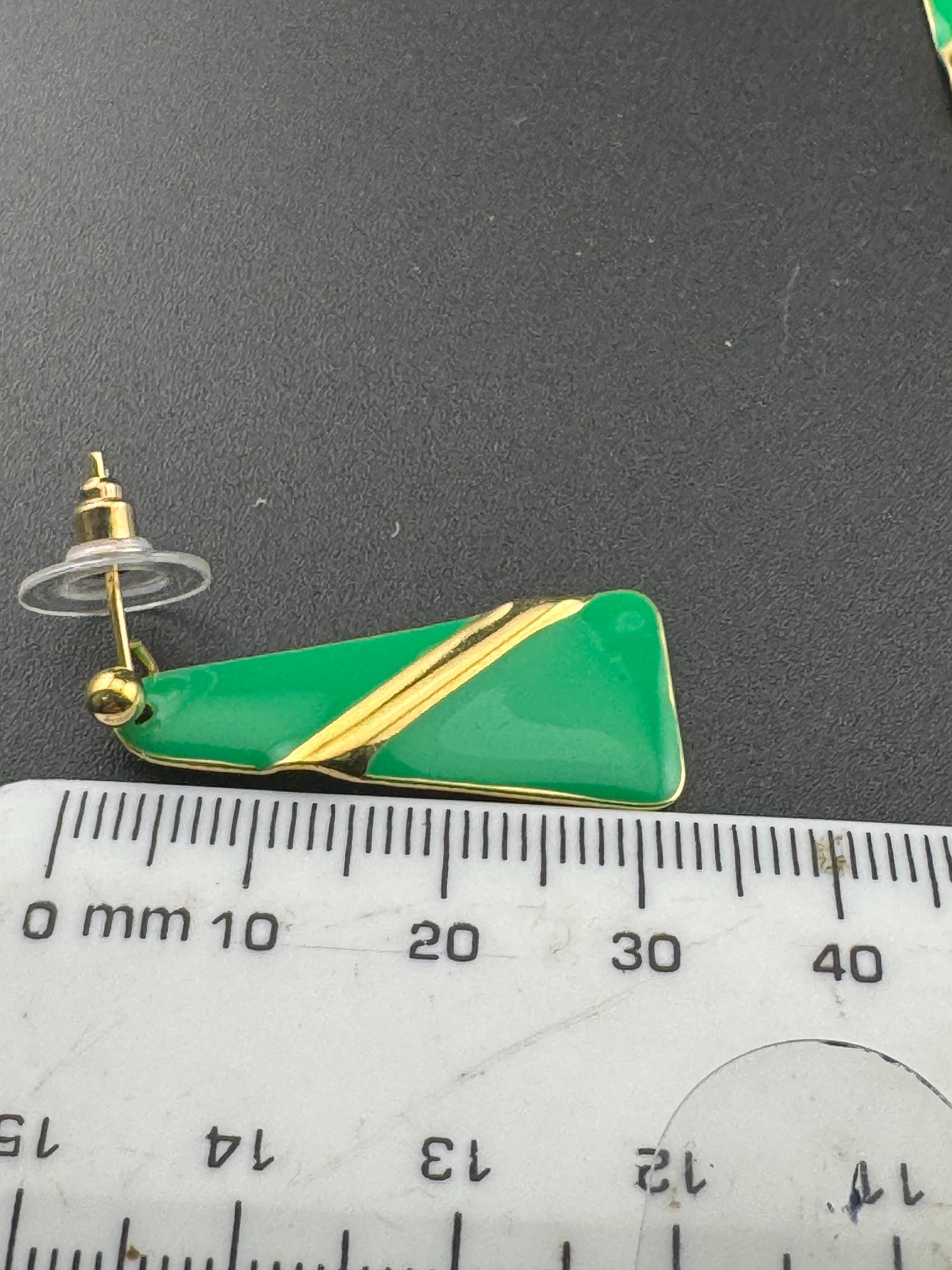 Vintage 80s bright green enamel gold tone dangly drop earrings for pierced ears unworn