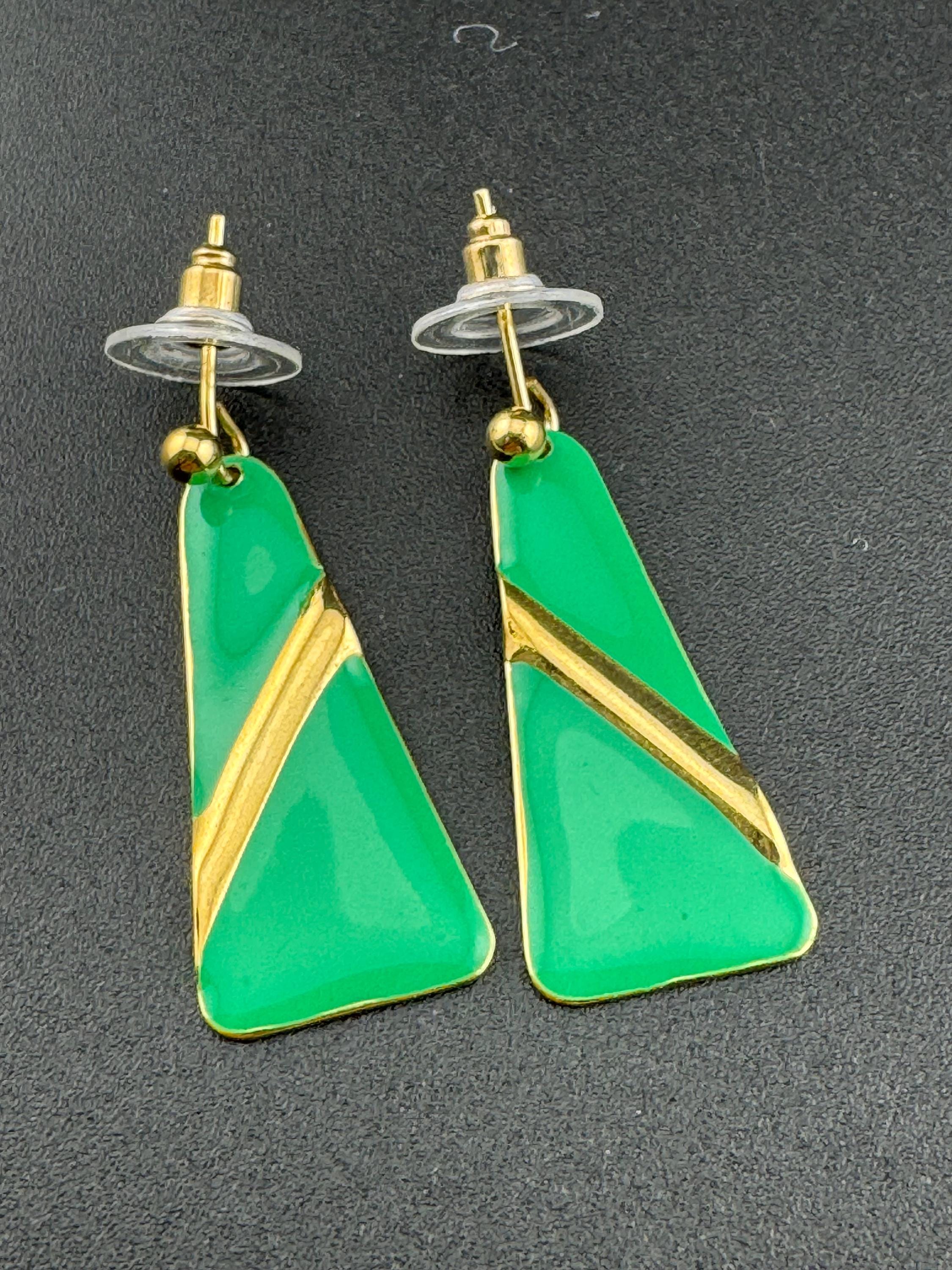 Vintage 80s bright green gold tone dangly drop earrings for pierced ears