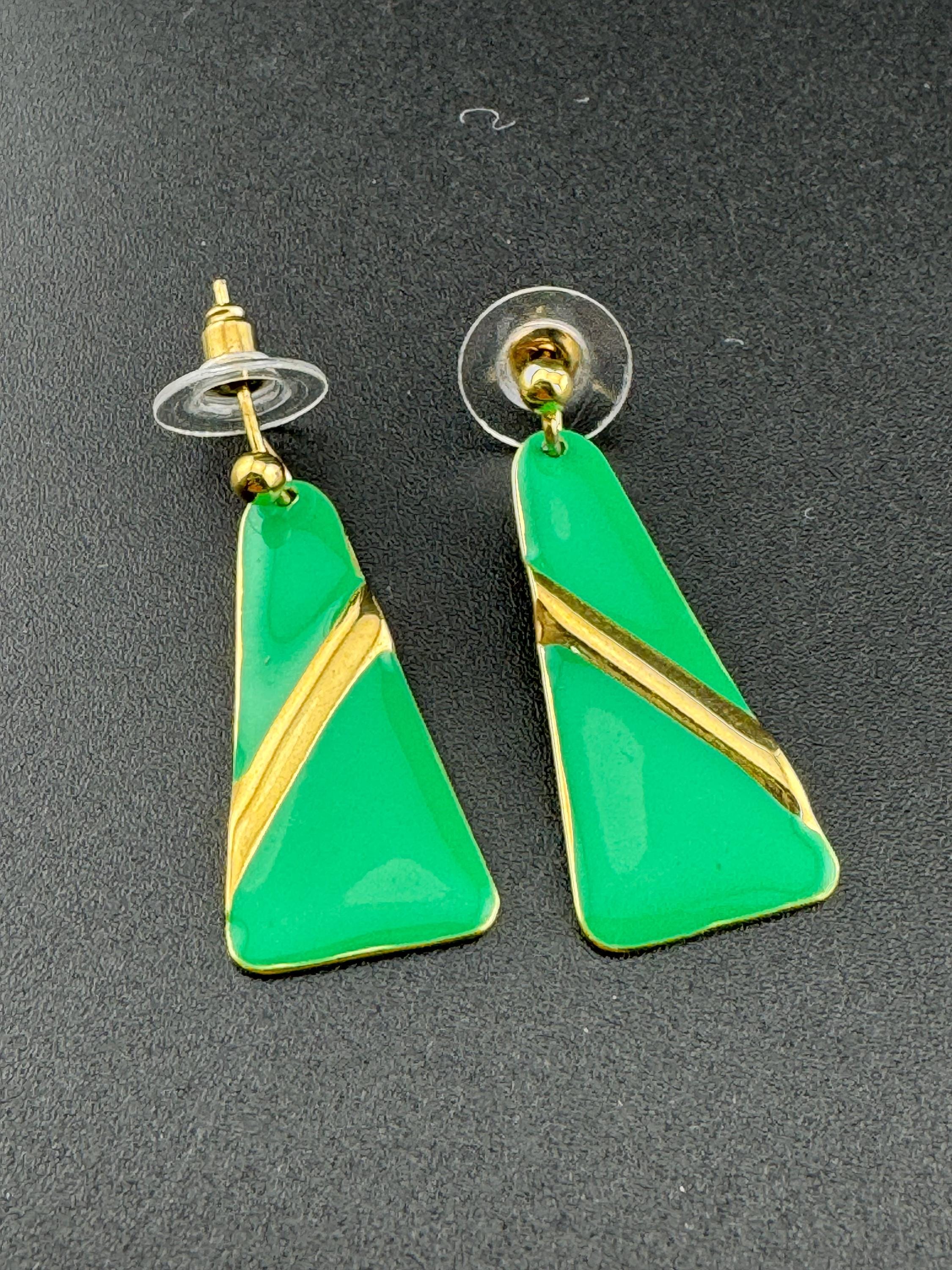 Vintage 80s bright green enamel gold tone dangly drop earrings for pierced ears unworn