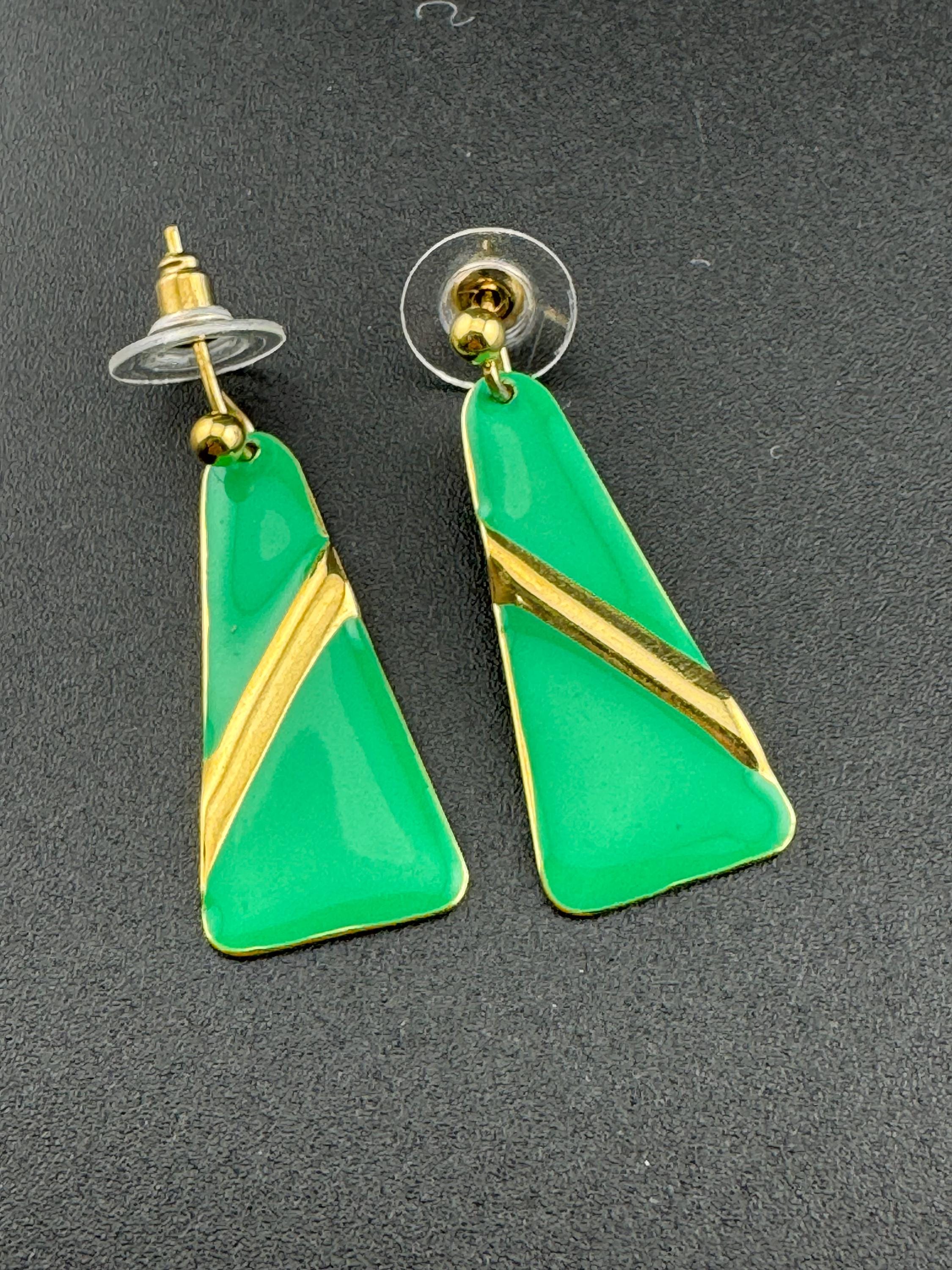 Vintage 80s bright green enamel gold tone dangly drop earrings for pierced ears unworn
