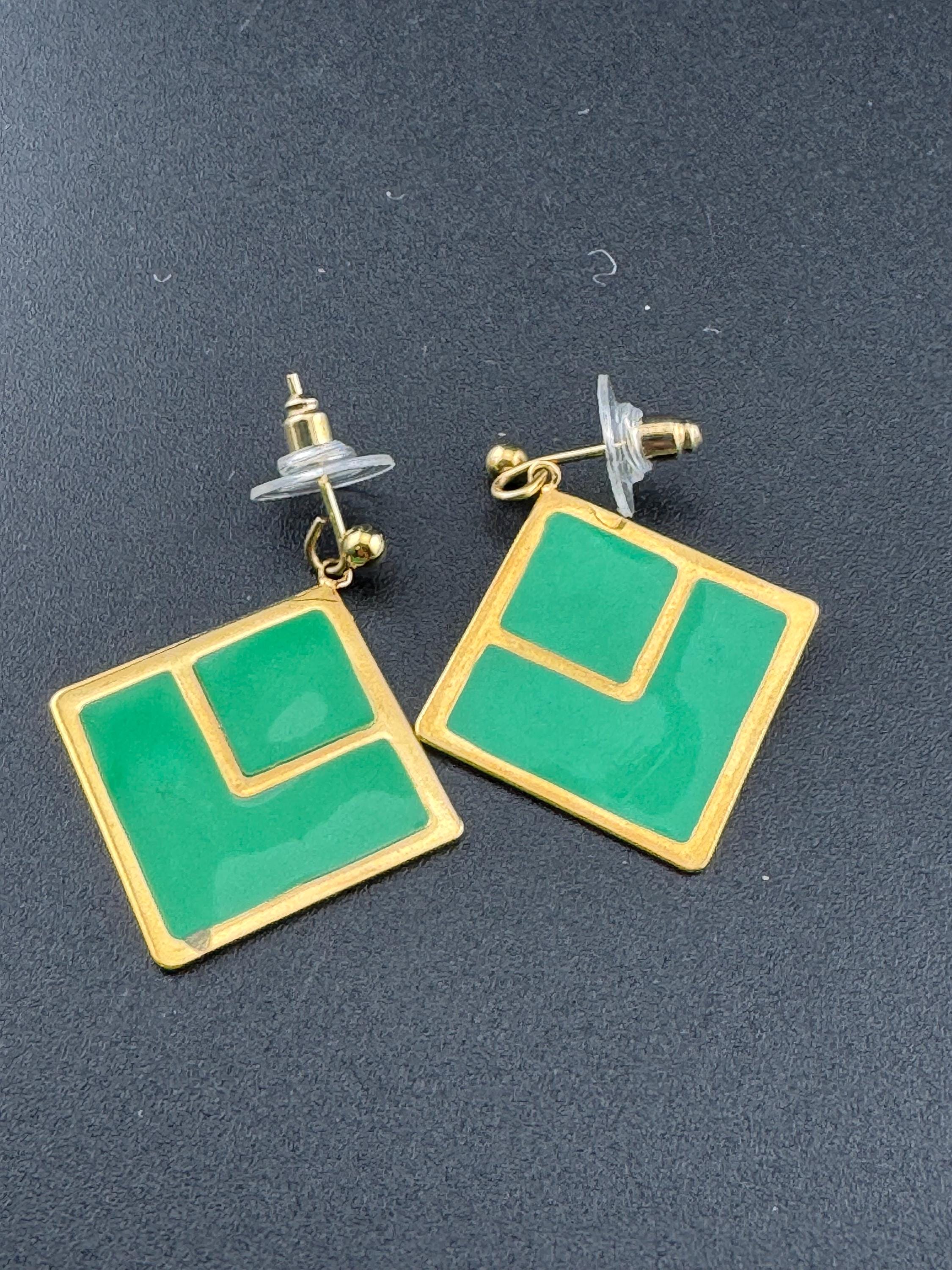 Vintage 80s bright green enamel gold tone dangly drop earrings for pierced ears unworn