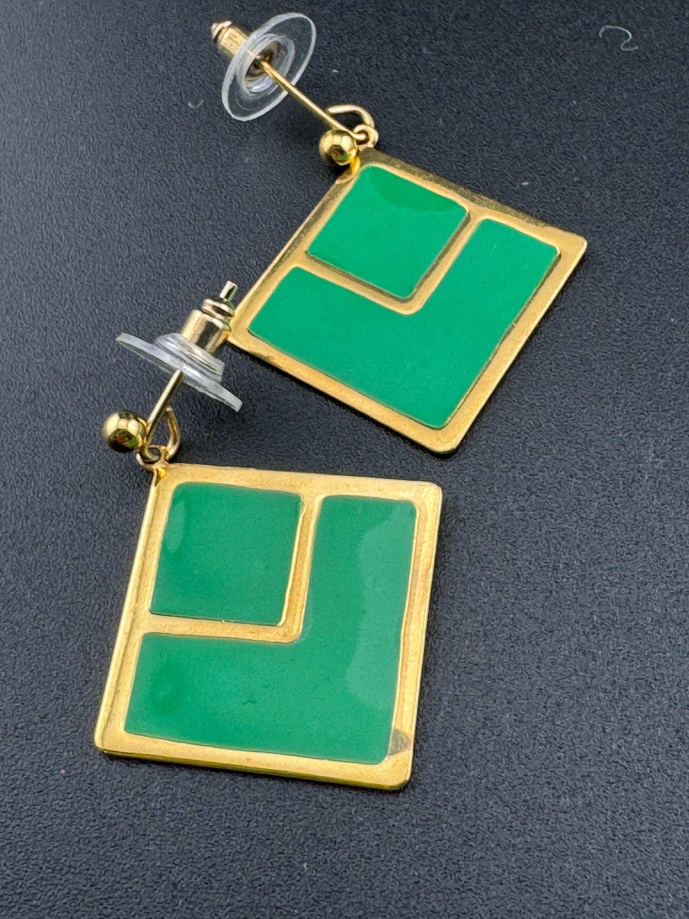 Vintage 80s bright green enamel gold tone dangly drop earrings for pierced ears unworn