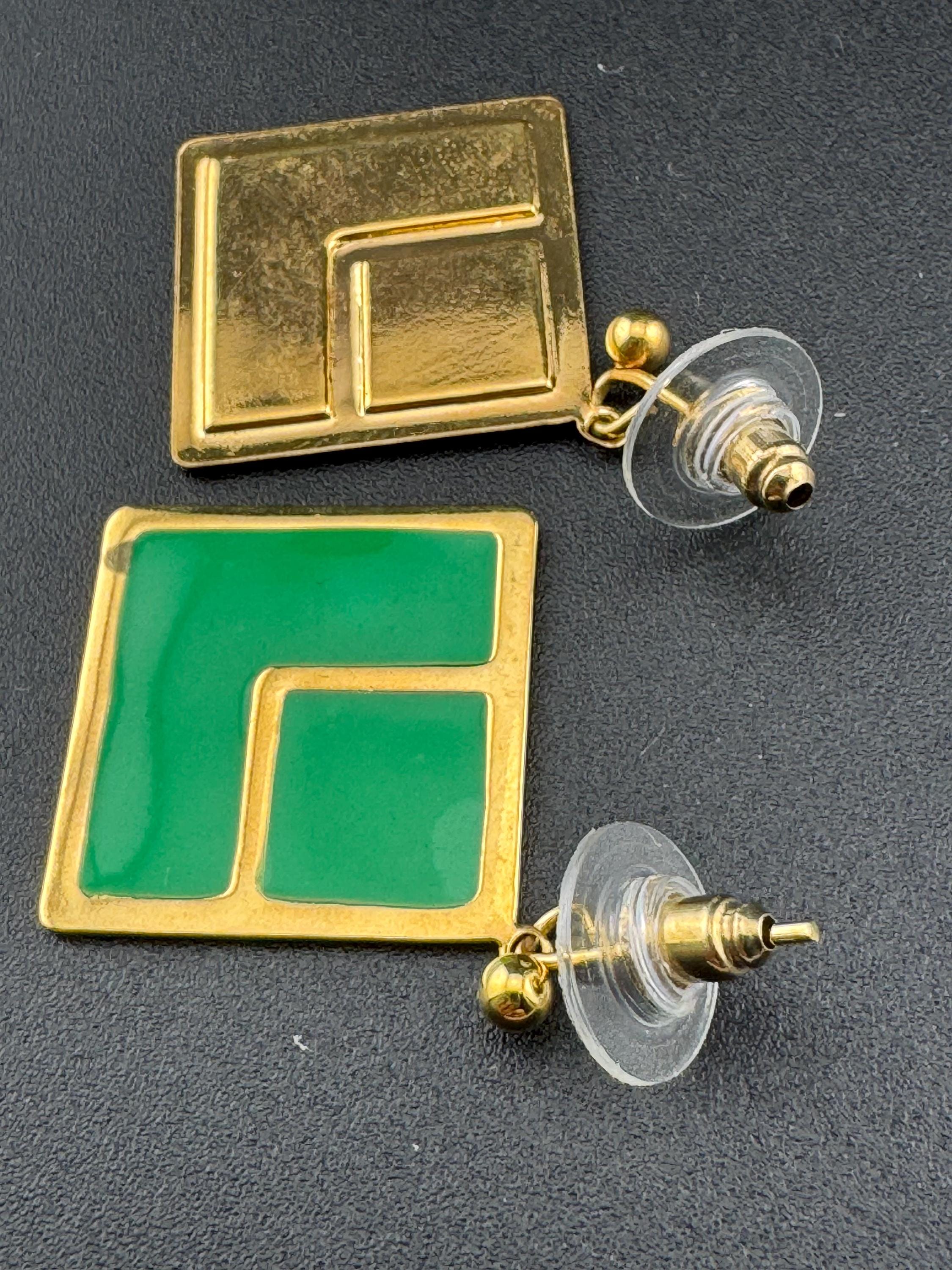 Vintage 80s bright green enamel gold tone dangly drop earrings for pierced ears unworn