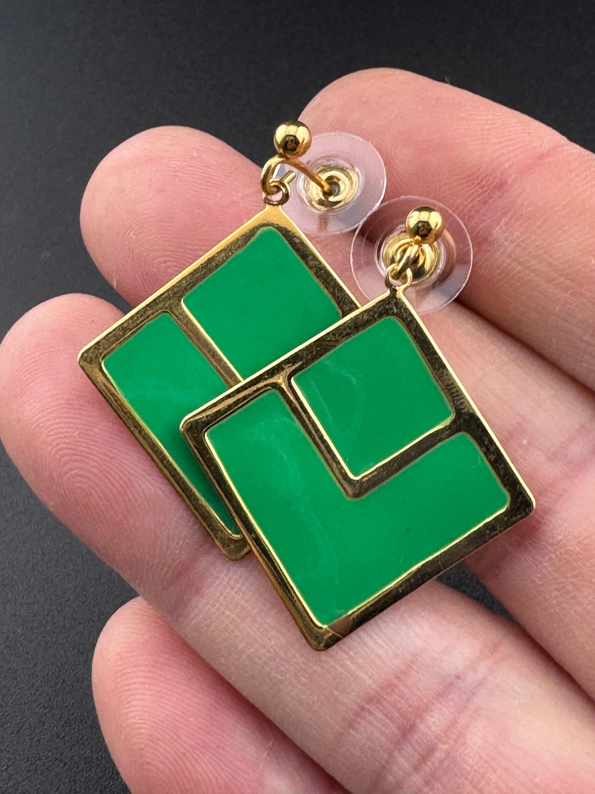 Vintage 80s bright green enamel gold tone dangly drop earrings for pierced ears unworn