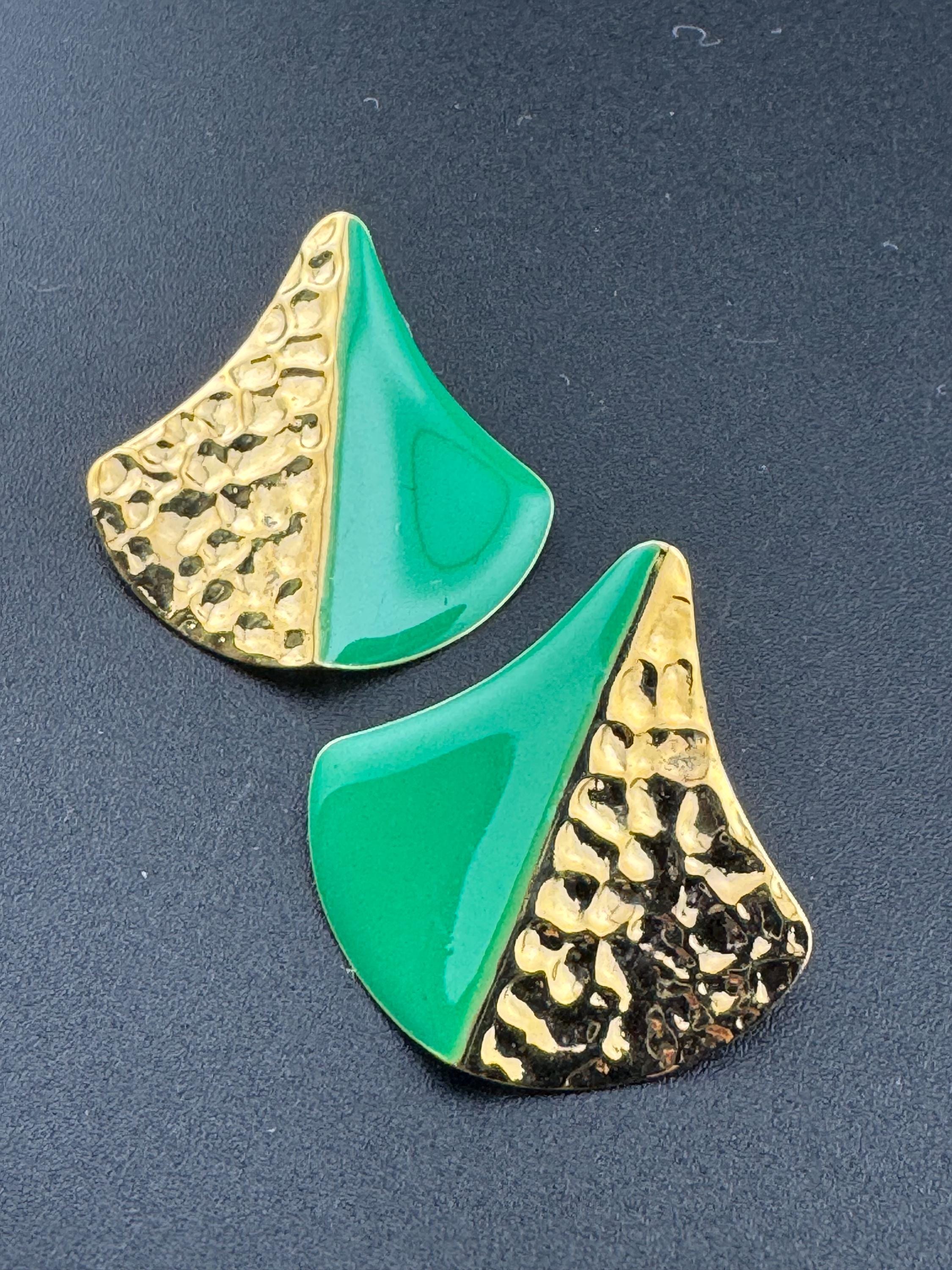 Vintage 80s bright green enamel gold tone two tone textured stud earrings for pierced ears unworn