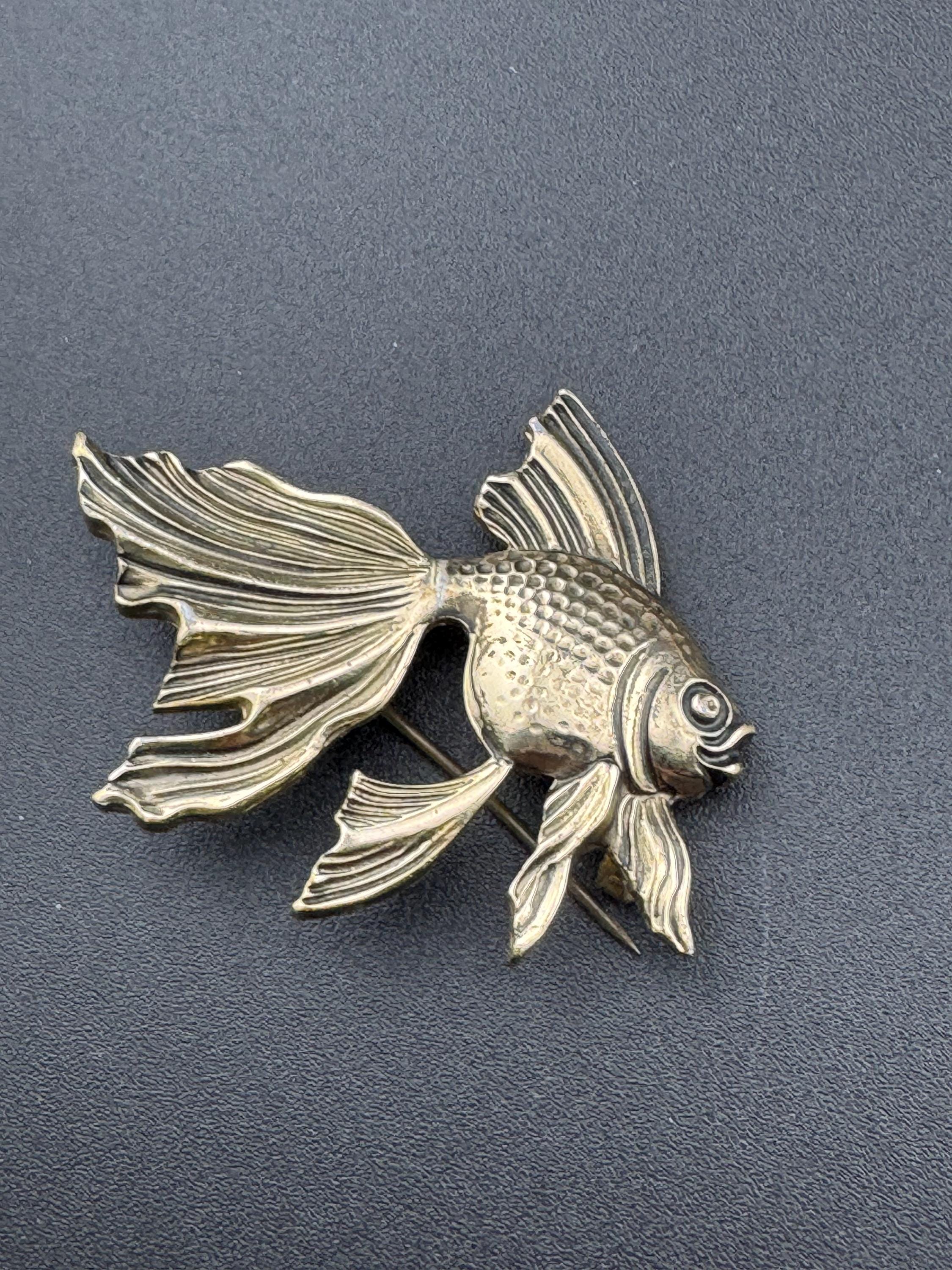 Vintage 60s gold tone classic lightweight aluminium fish Brooch
