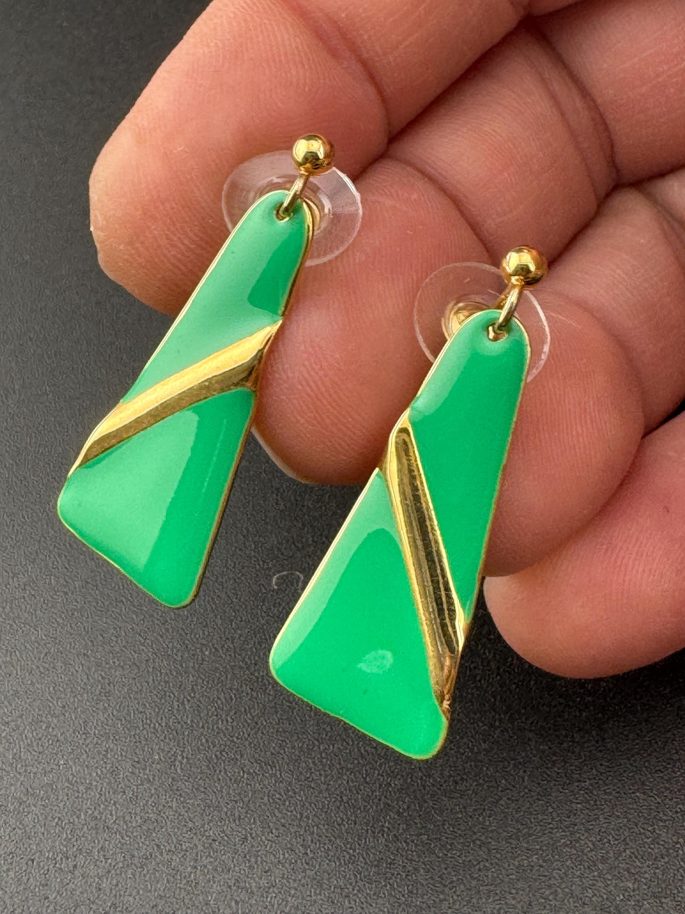 Vintage 80s bright green enamel gold tone dangly drop earrings for pierced ears unworn