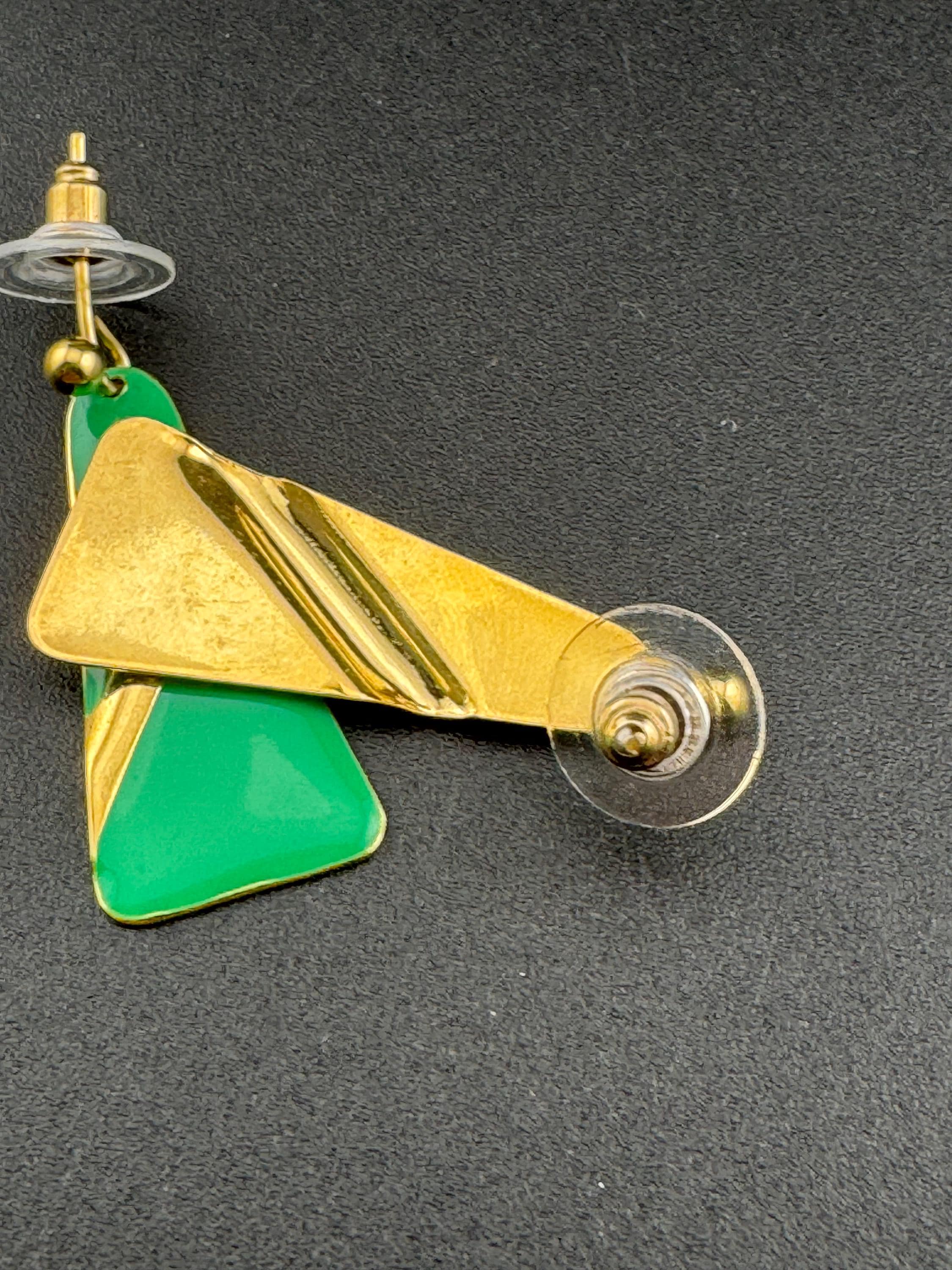 Vintage 80s bright green enamel gold tone dangly drop earrings for pierced ears unworn