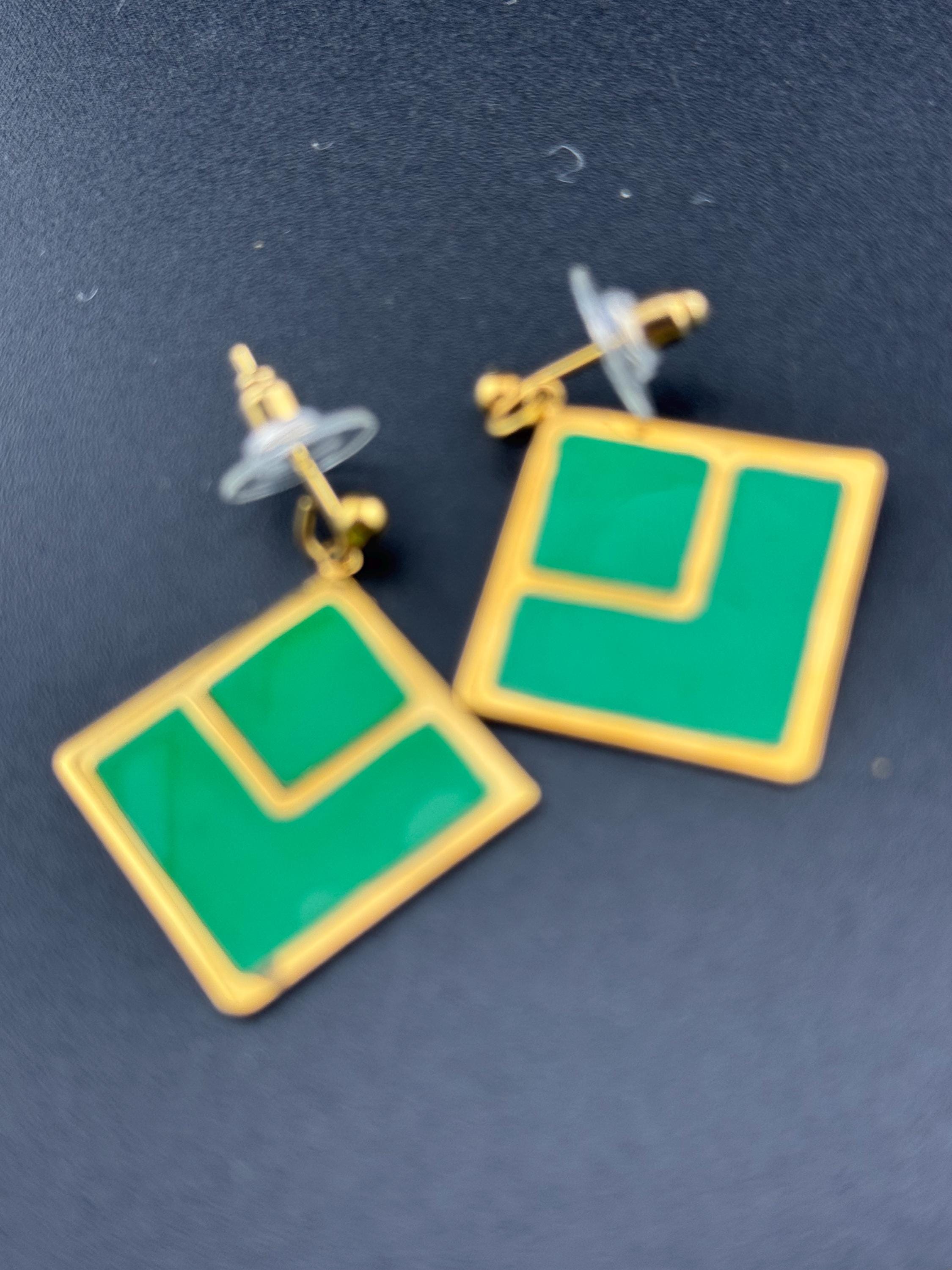 Vintage 80s bright green enamel gold tone dangly drop earrings for pierced ears unworn