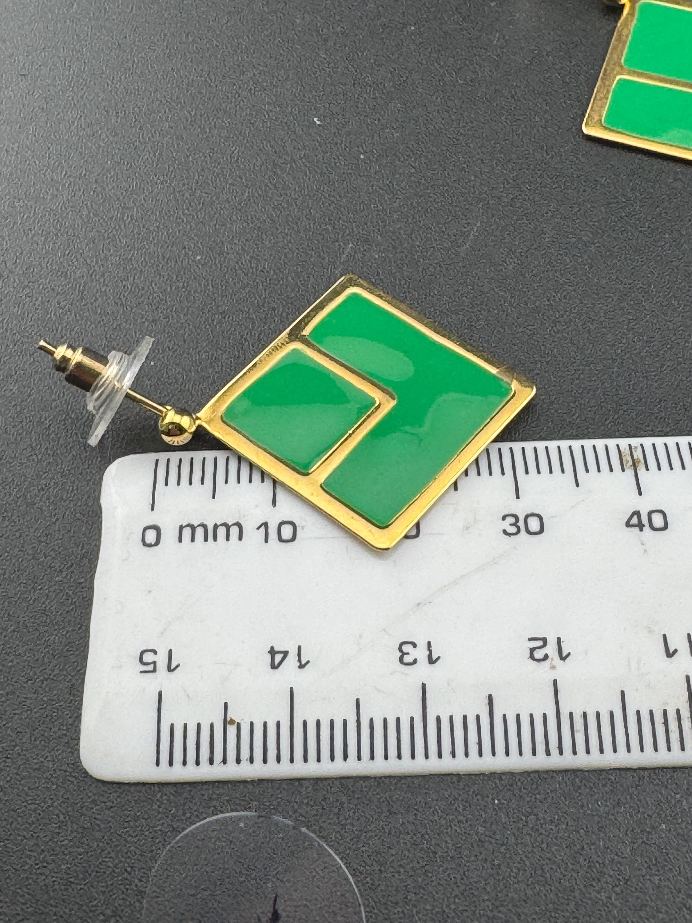 Vintage 80s bright green enamel gold tone dangly drop earrings for pierced ears unworn