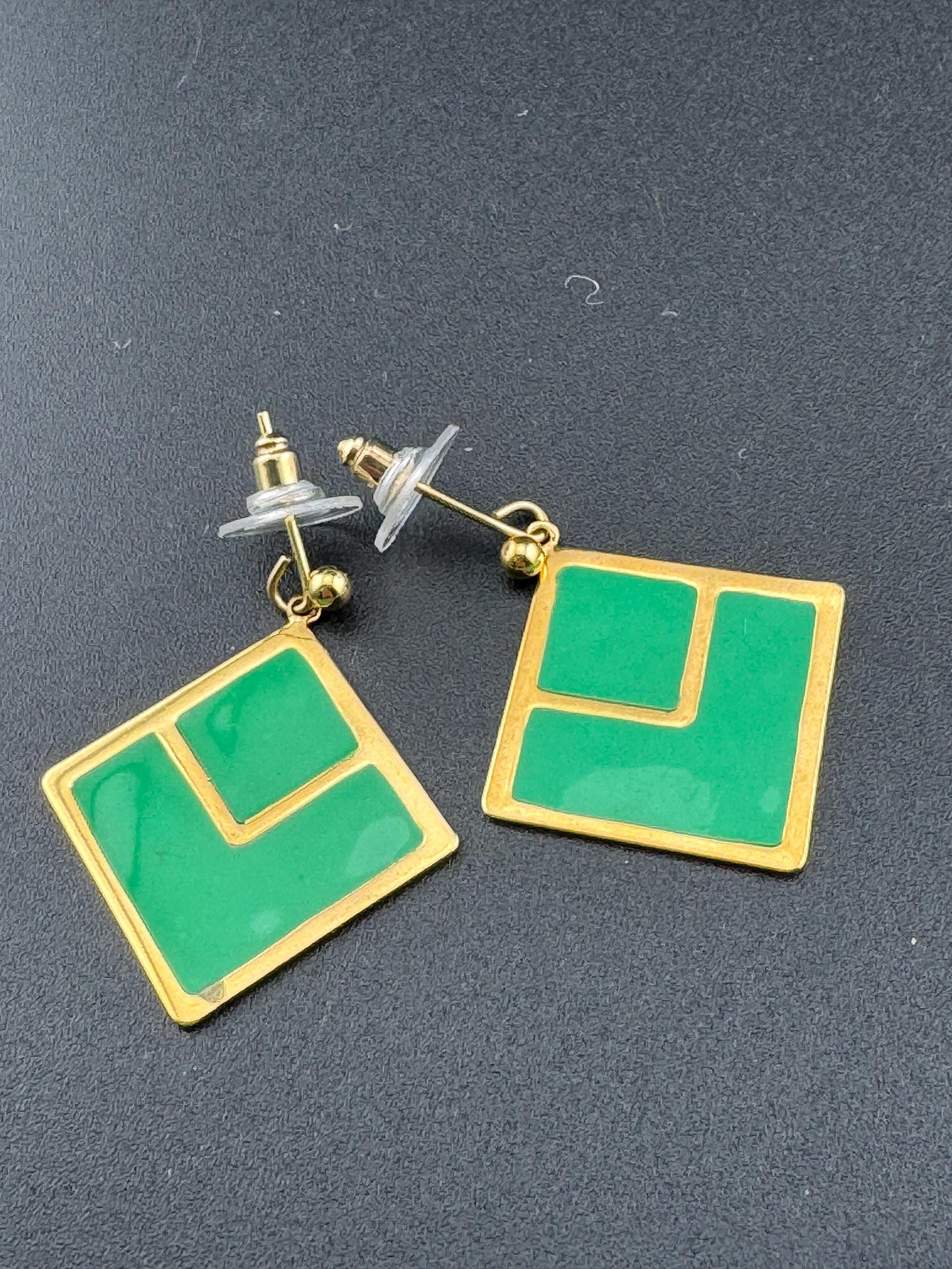 Vintage 80s bright green enamel gold tone dangly drop earrings for pierced ears unworn