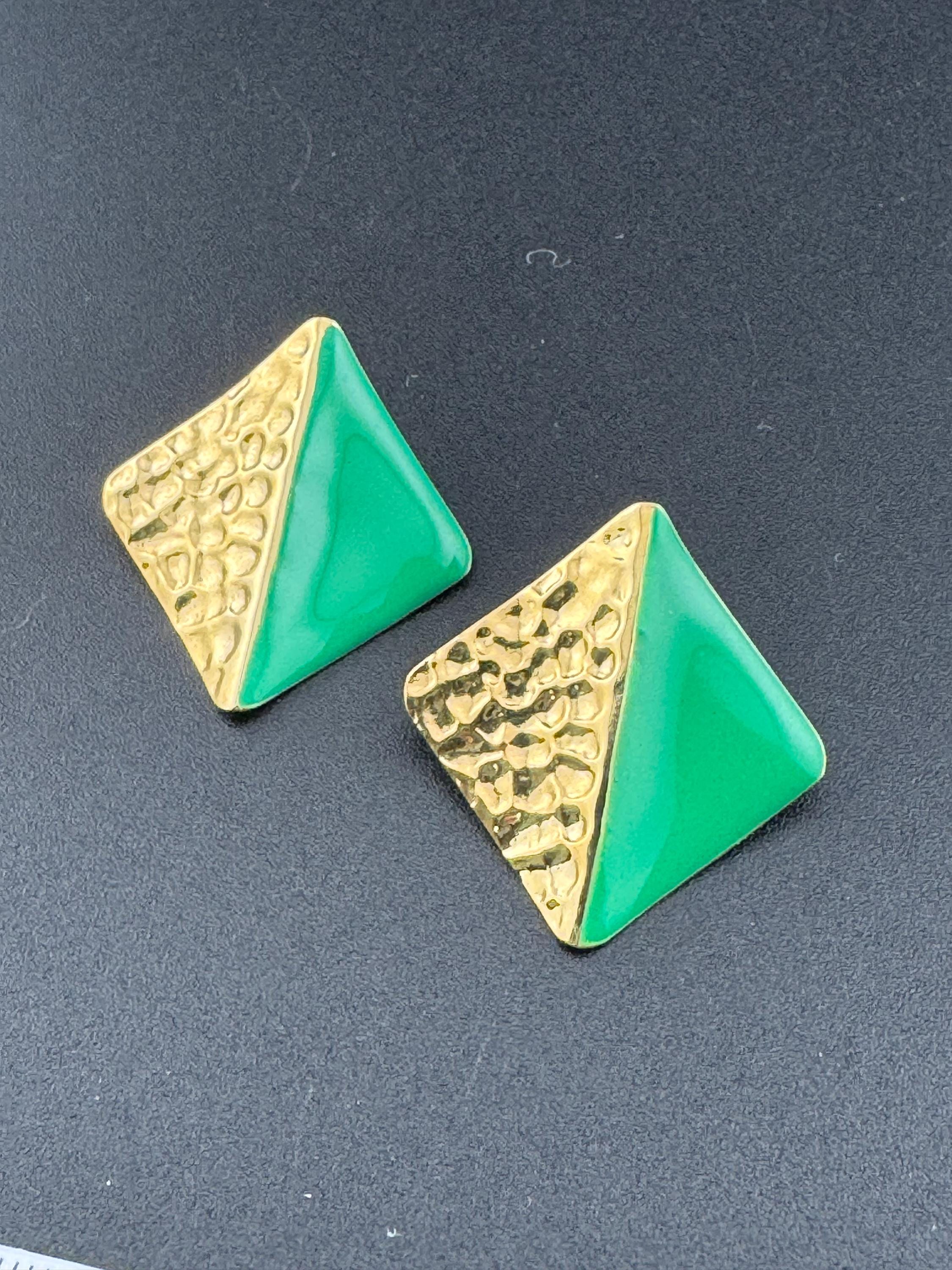 Vintage 80s bright green enamel gold tone two tone textured stud earrings for pierced ears unworn