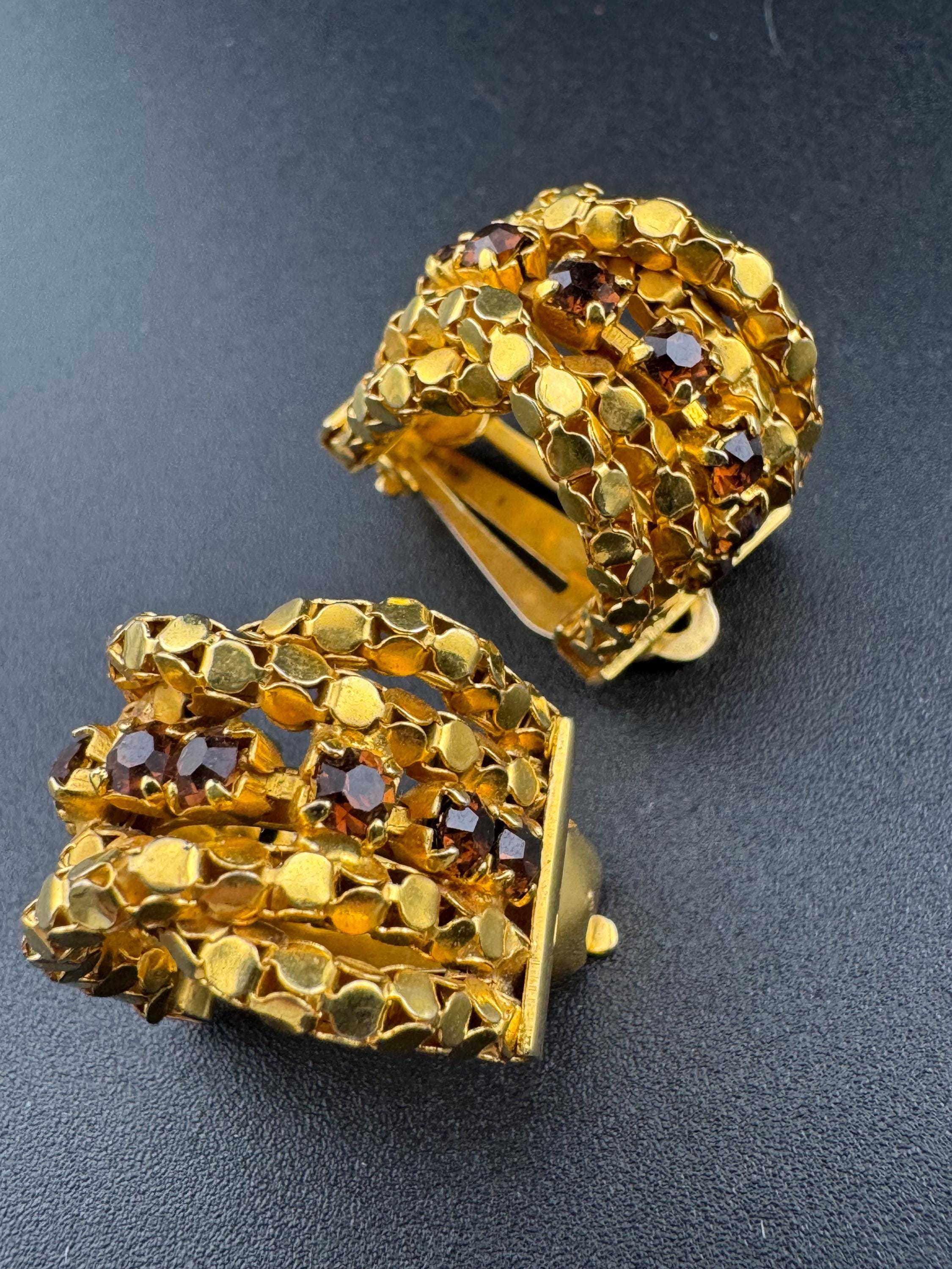Vintage 1960s brown cognac glass gold tone round mesh 2cm hoop clip On Earrings