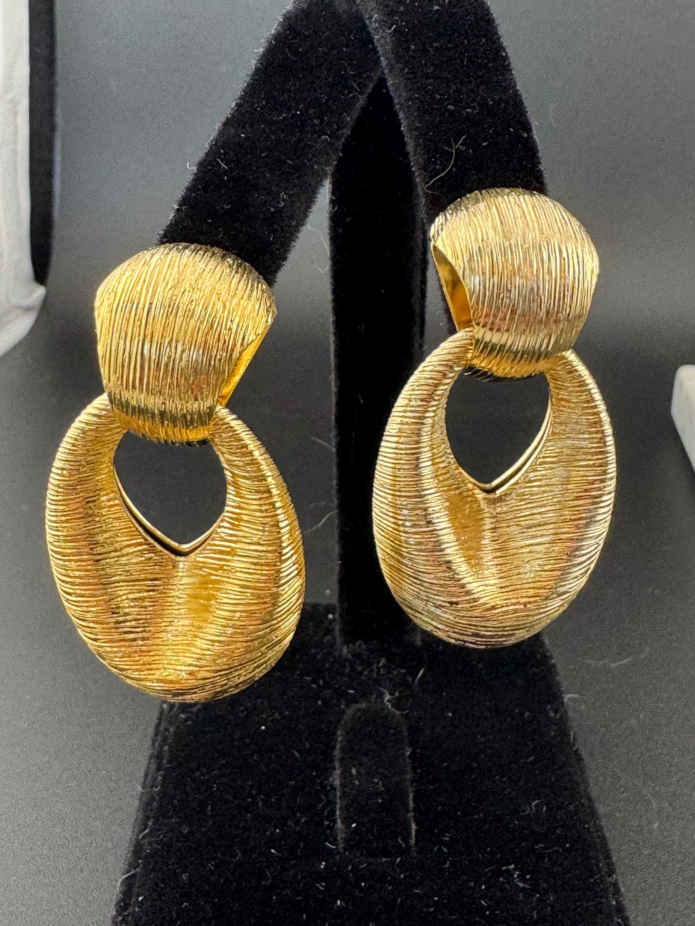 Pierced oversized door knocker earrings, classic 1980s design, light gold tone