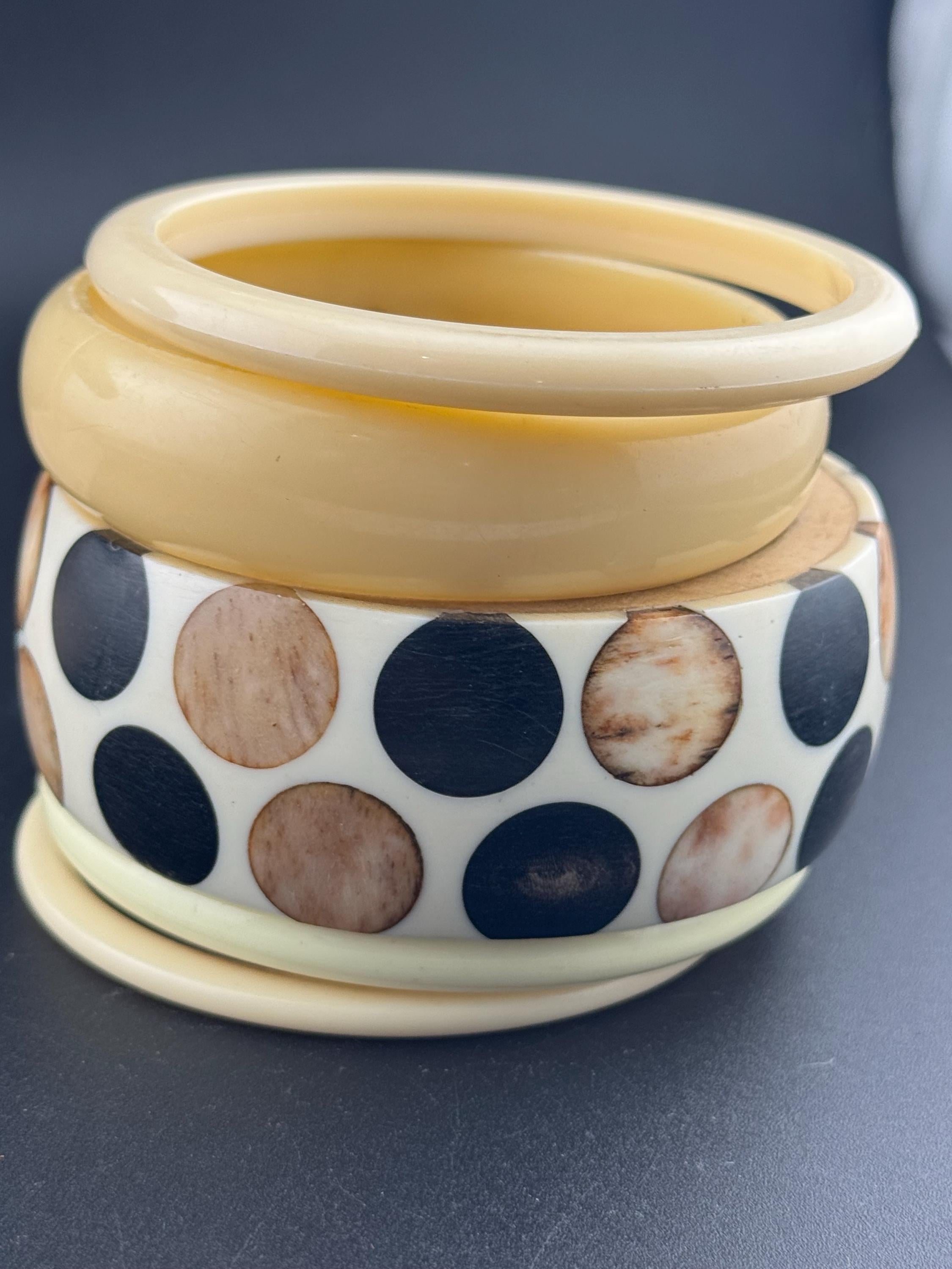 Vintage stack of black brown and cream Chunky stylish plastic bangles retro acrylic bracelets