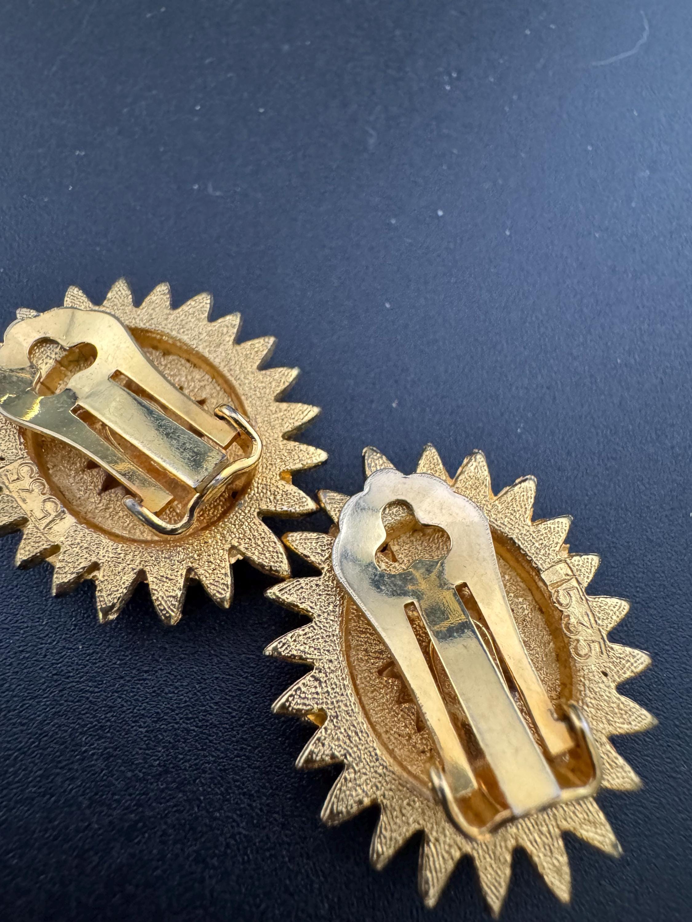 1970s modernist brutalist gold tone metal 2.5cm oval clip on stud earrings vintage retro mid century modernist jewellery