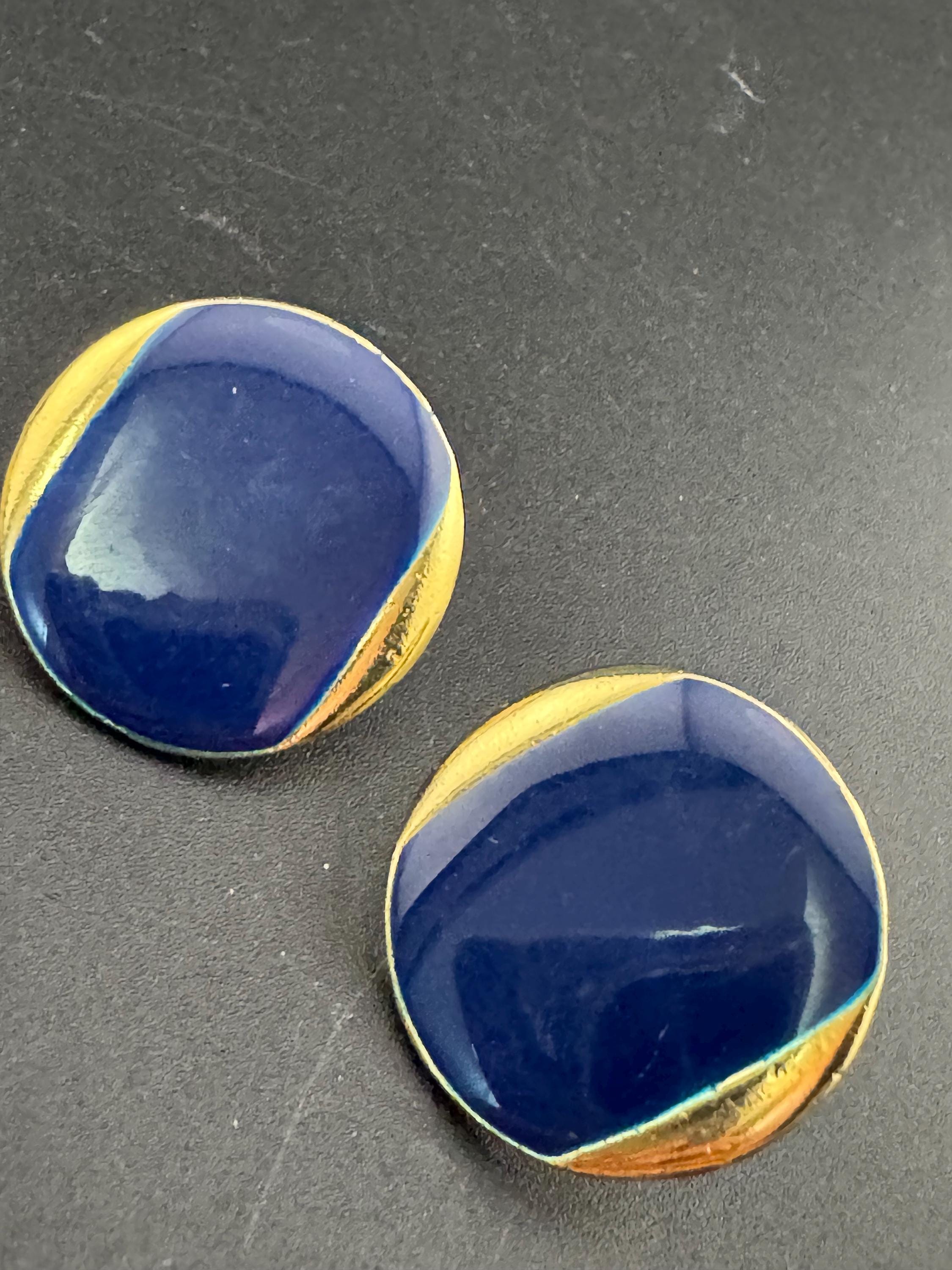 Vintage 80s navy blue enamel gold tone round button disc stud earrings for pierced ears