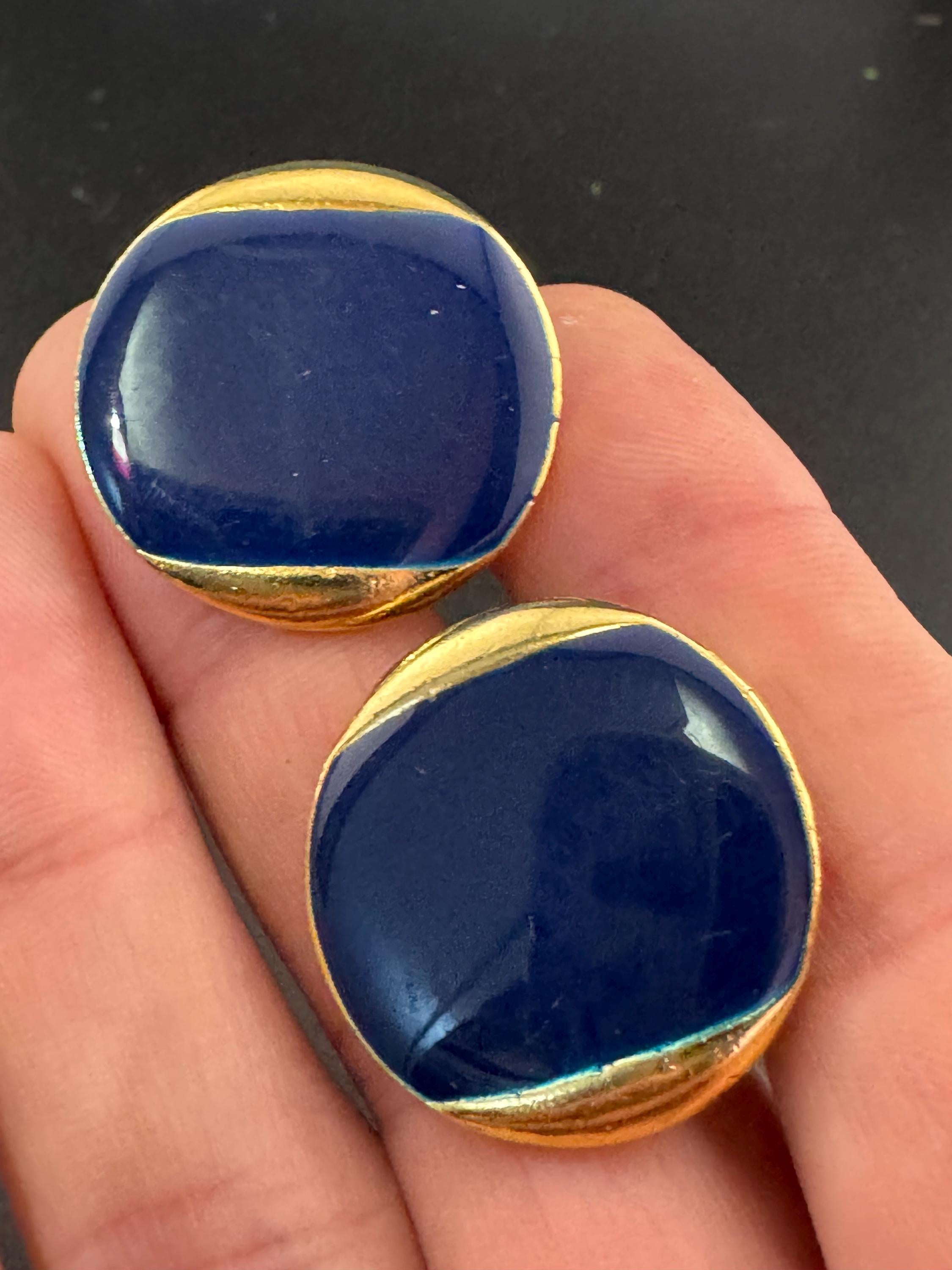 Vintage 80s navy blue enamel gold tone round button disc stud earrings for pierced ears