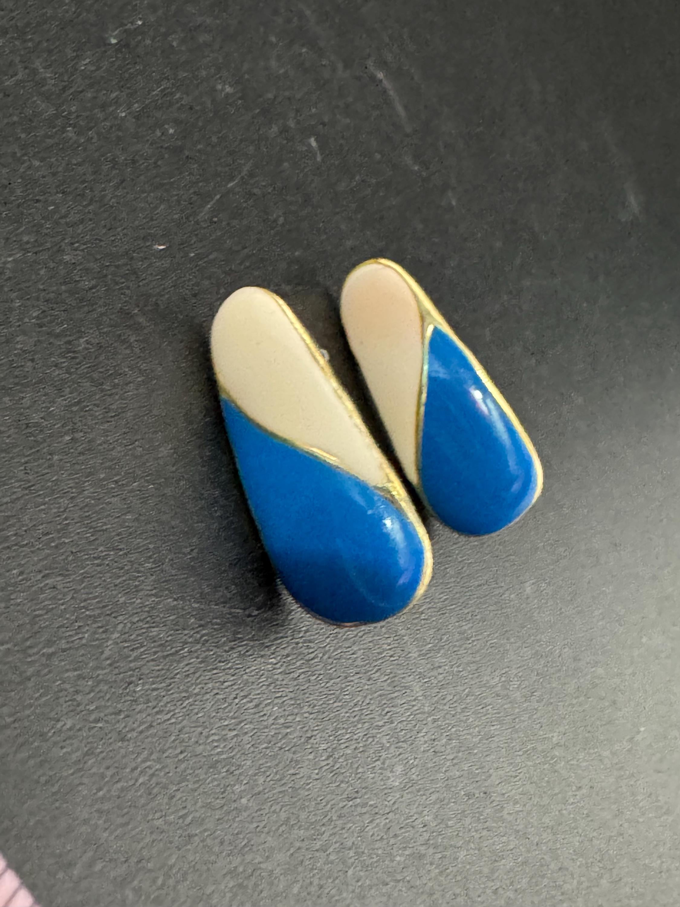 Vintage 80s cream and blue enamel gold tone stud drop earrings for pierced ears