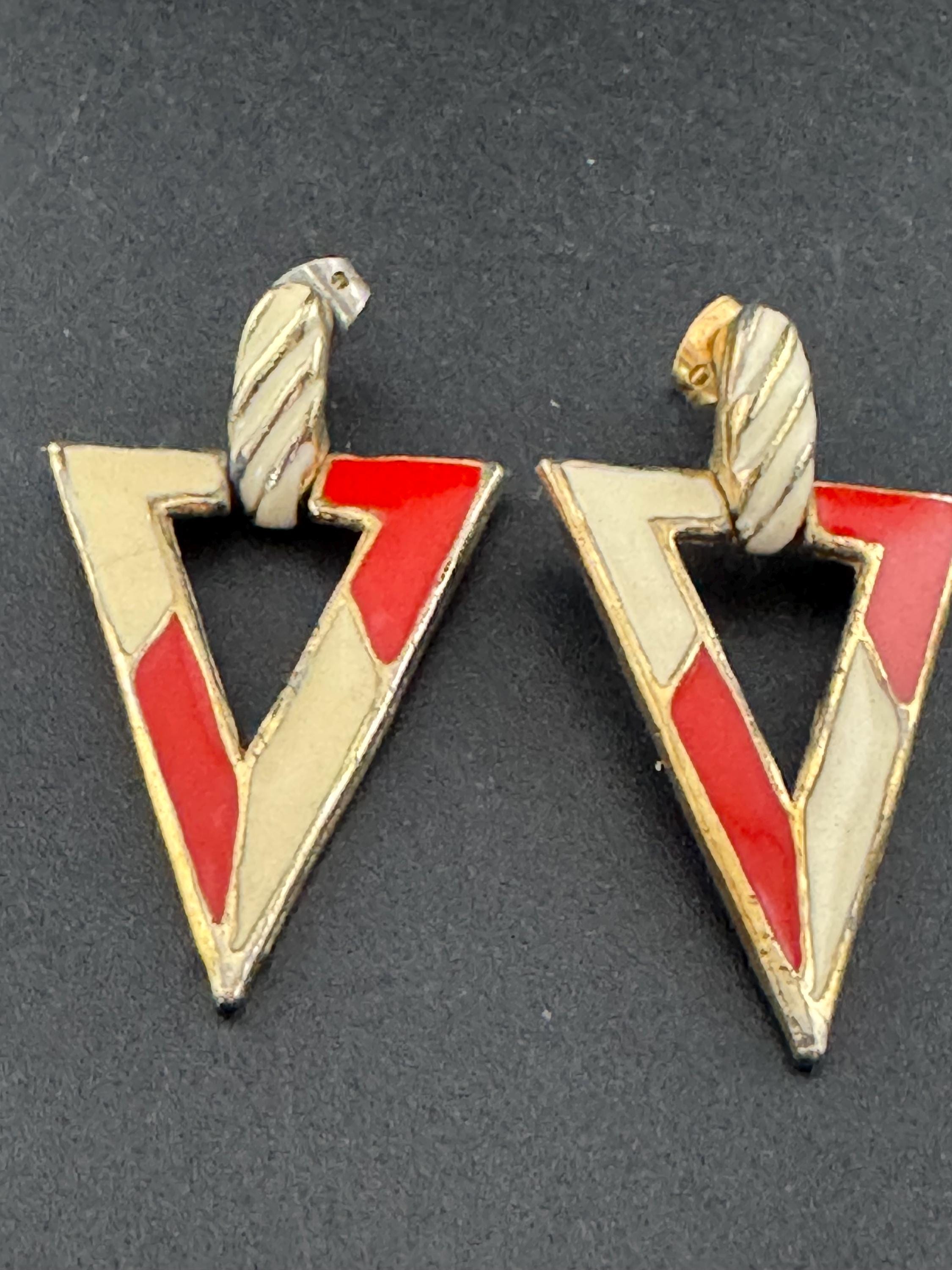 Vintage 1980s red and cream enamel triangular door knocker earrings for pierced ears, gold tone