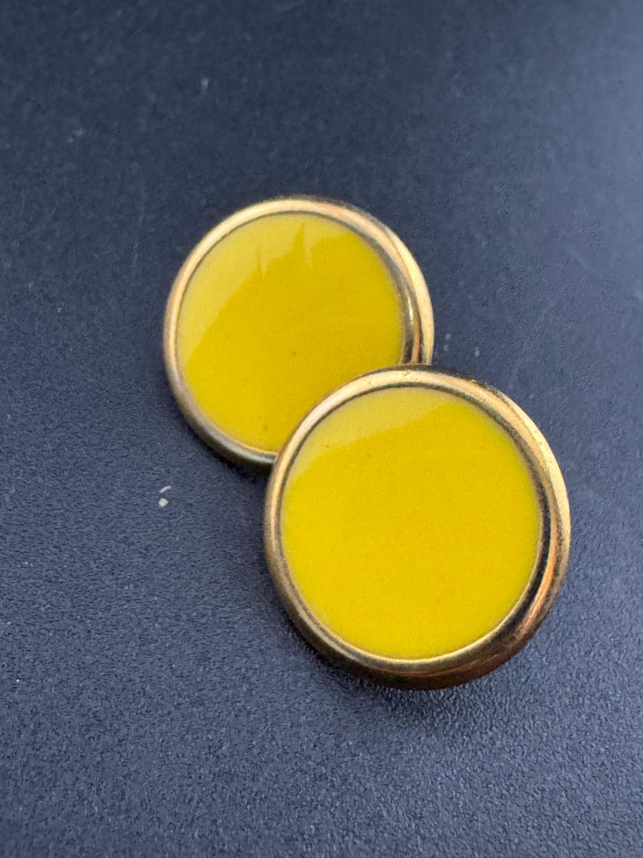 Vintage 80s yellow enamel gold tone round button disc stud earrings for pierced ears