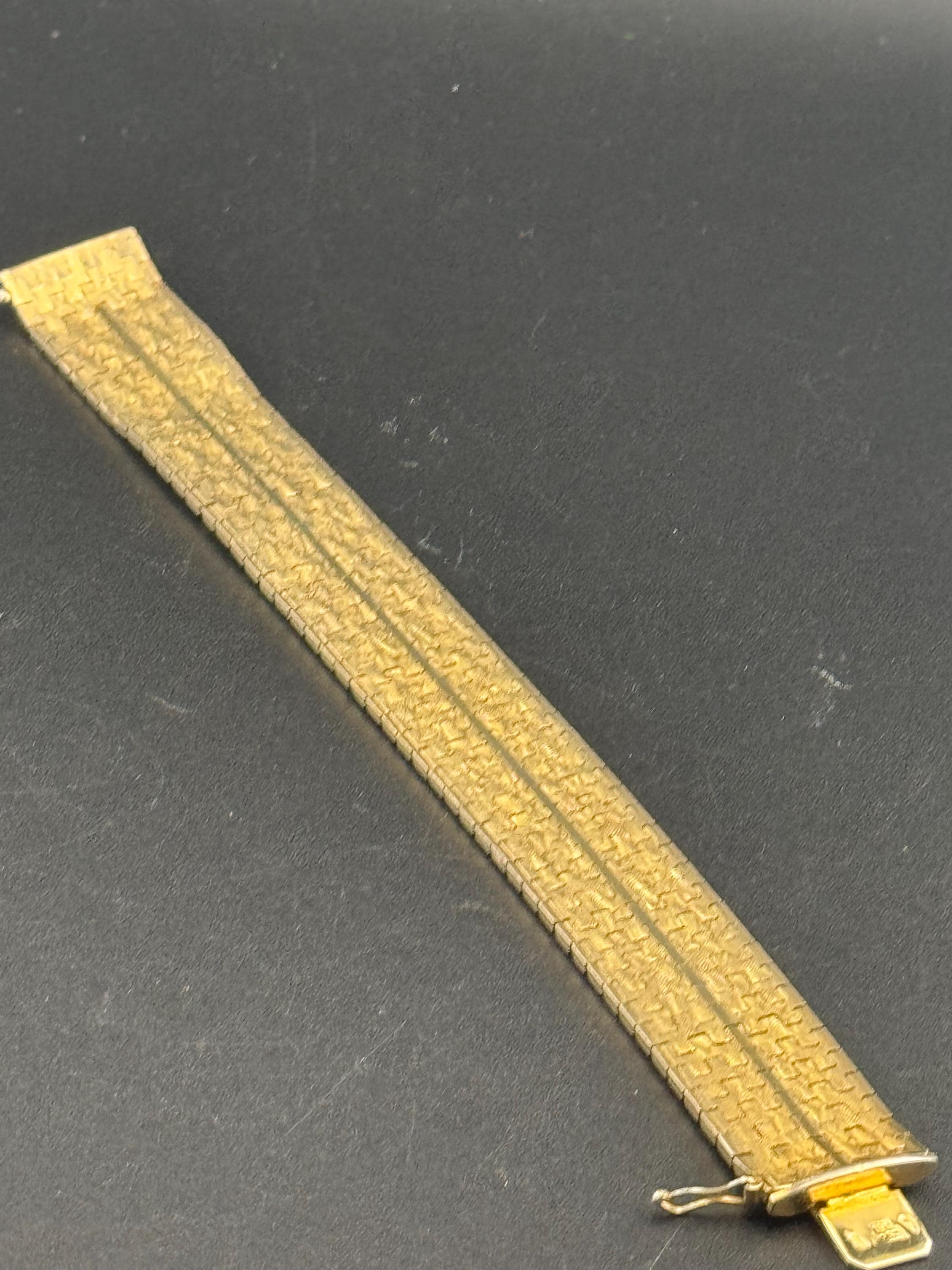 1970s Italian articulated flat textured modernist chanpagne 18k gold plated cuff wrap articulated bracelet 20 cm long x  21mm wide