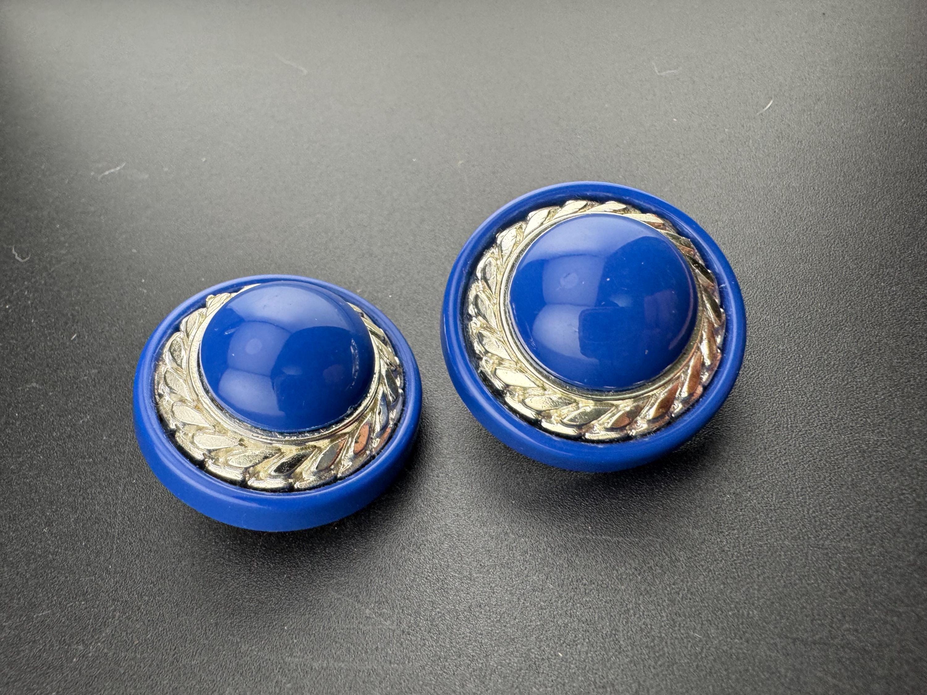 Oversized blue plastic disc pierced earrings with silver tone rope edge centre, big studs