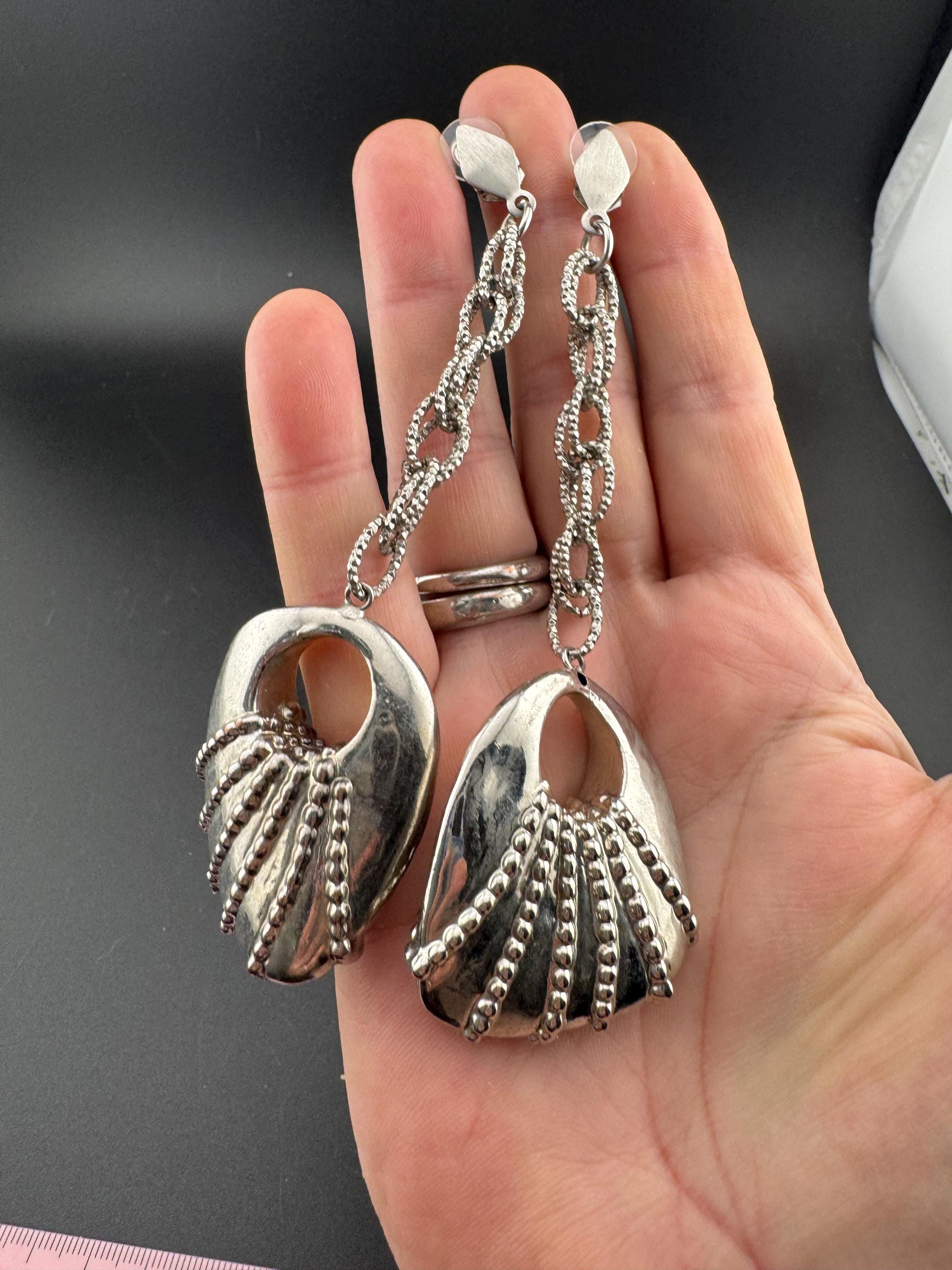 Retro embossed metal chain link 13cm shoulder duster dangly drop earrings for pierced ears, silver tone