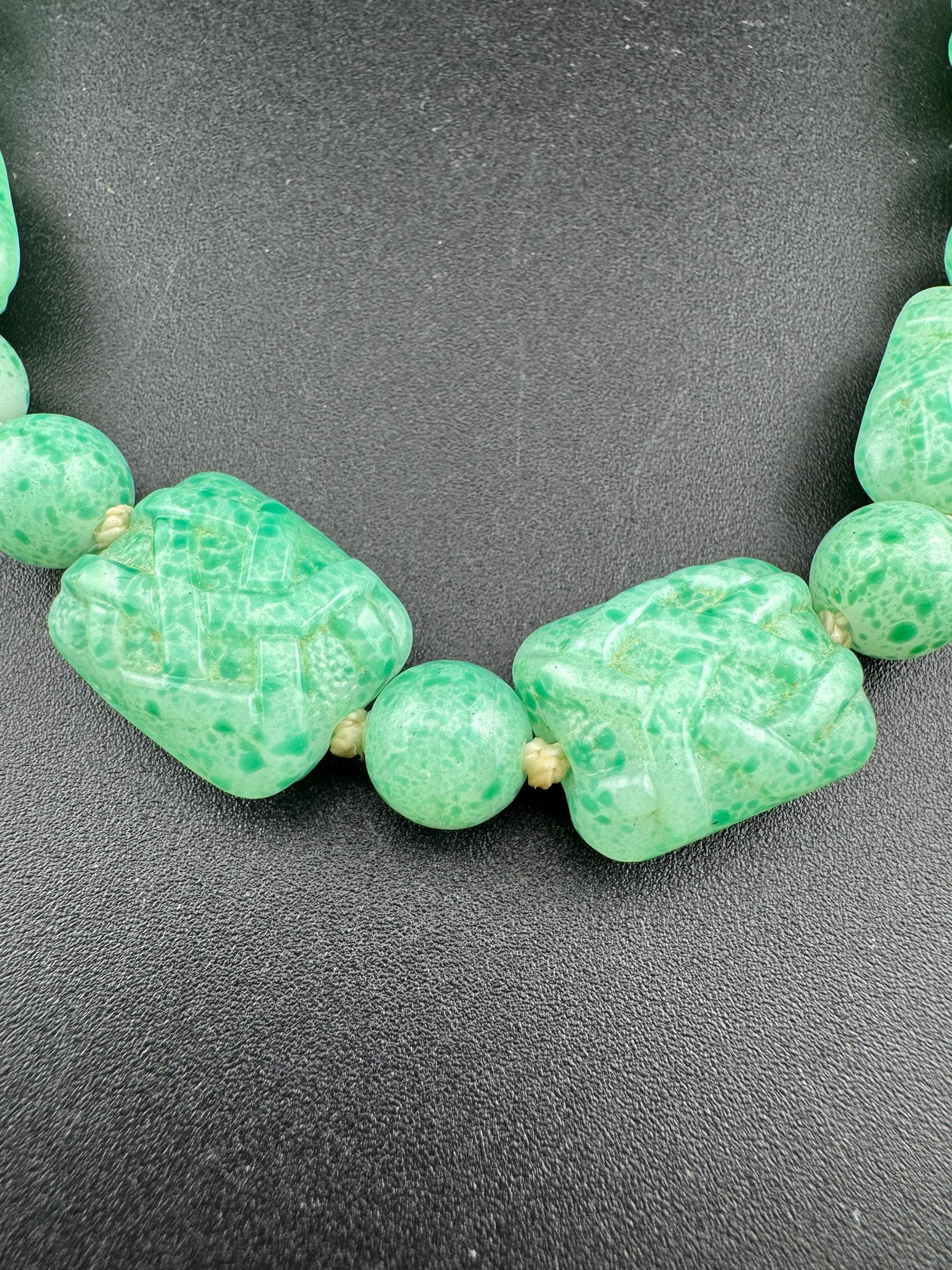 Petite 39cm Antique Chinese peking carved glass green Art Deco period beaded necklace