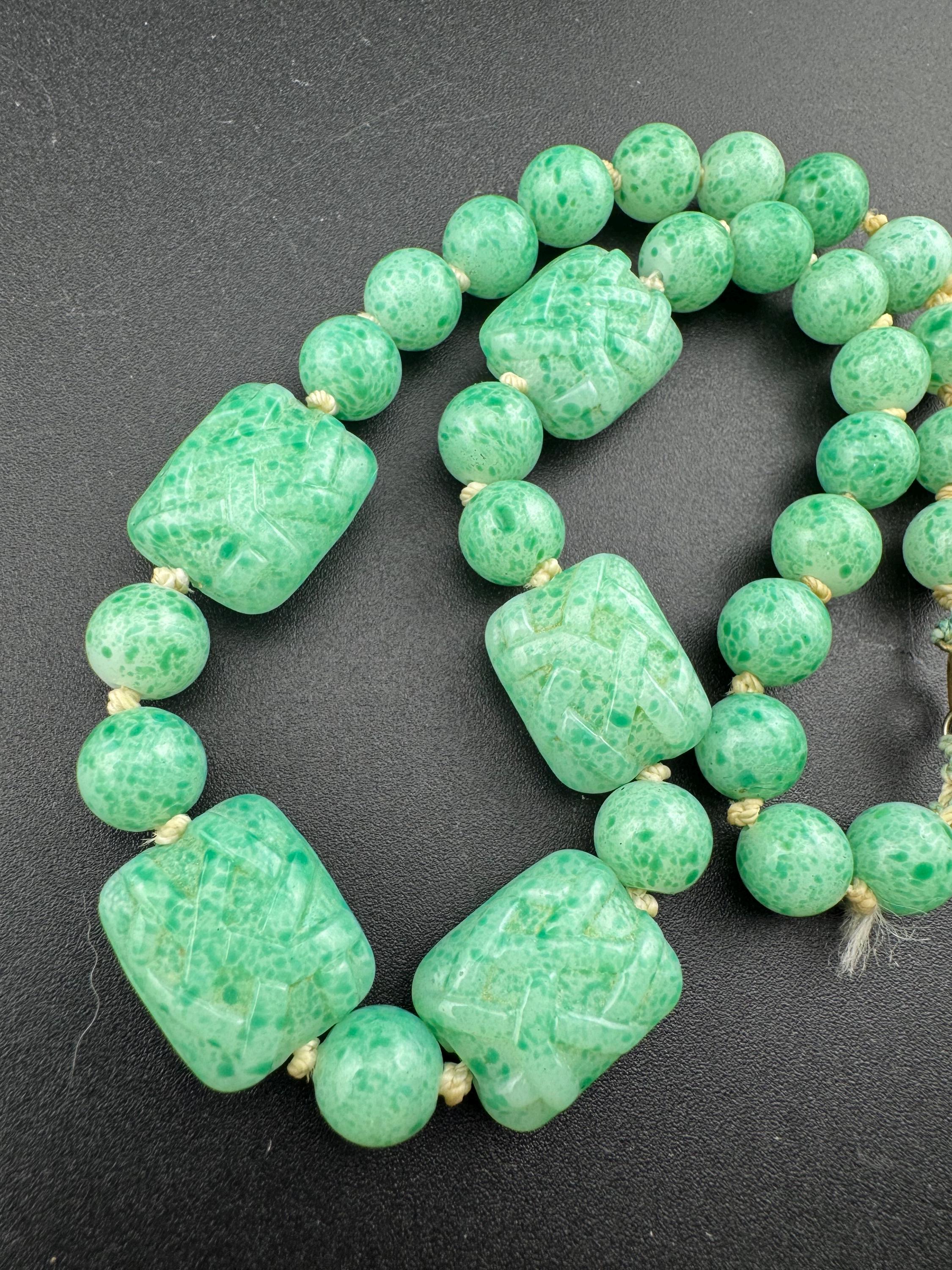 Petite 39cm Antique Chinese peking carved glass green Art Deco period beaded necklace