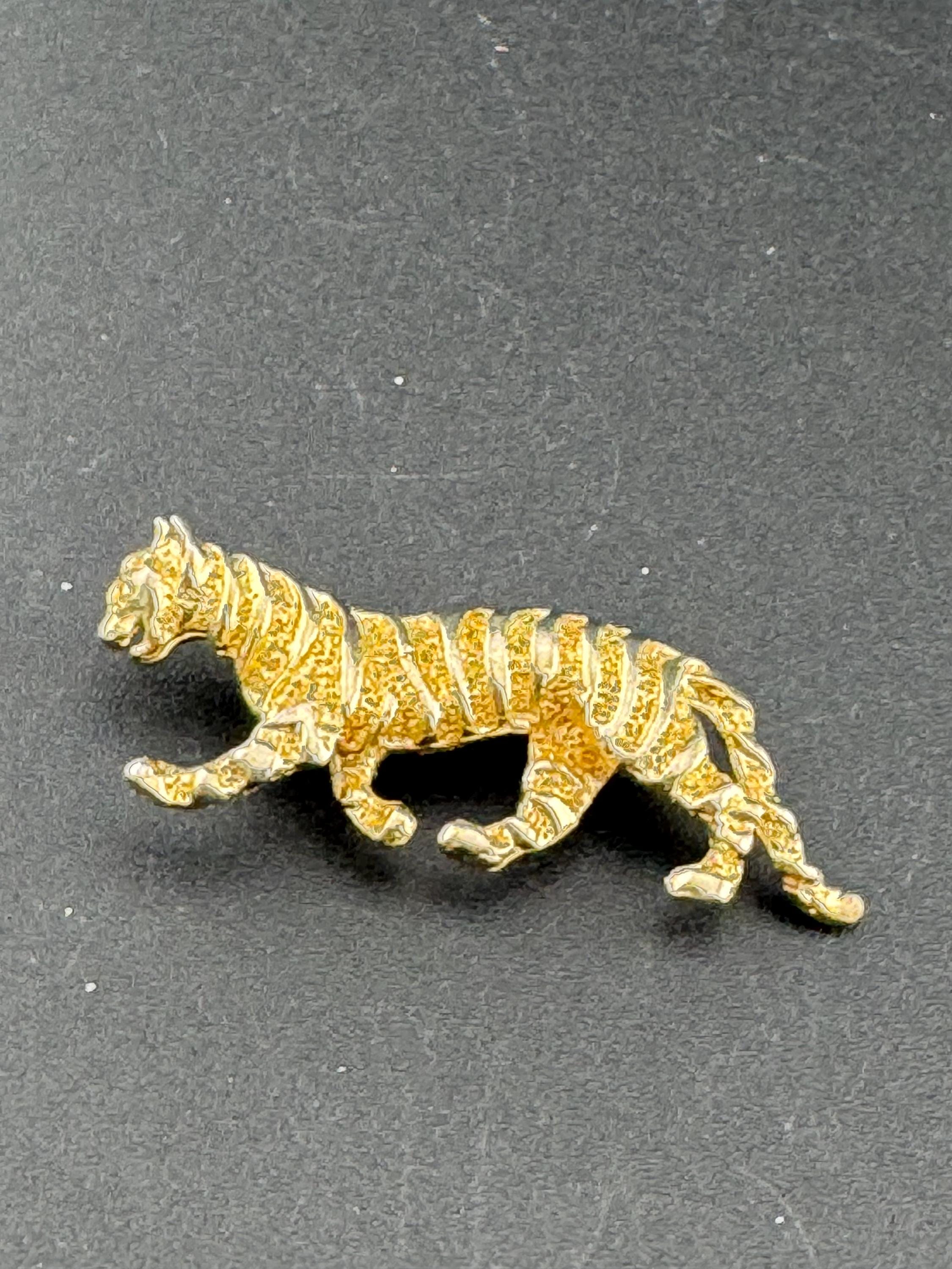 Vintage small leopard brooch, gold tone metal, Big Cat jewellery