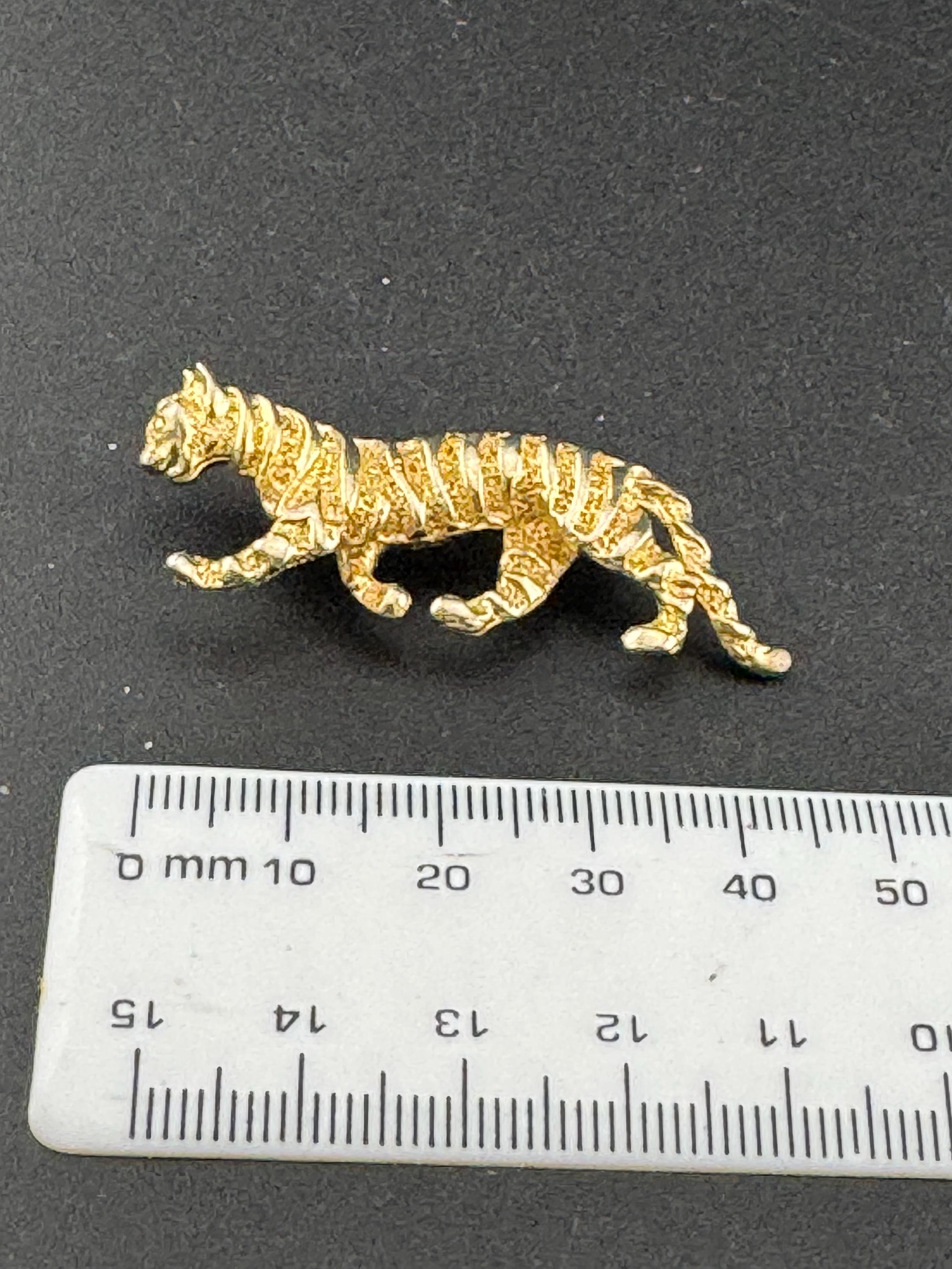 Vintage small leopard brooch, gold tone metal, Big Cat jewellery