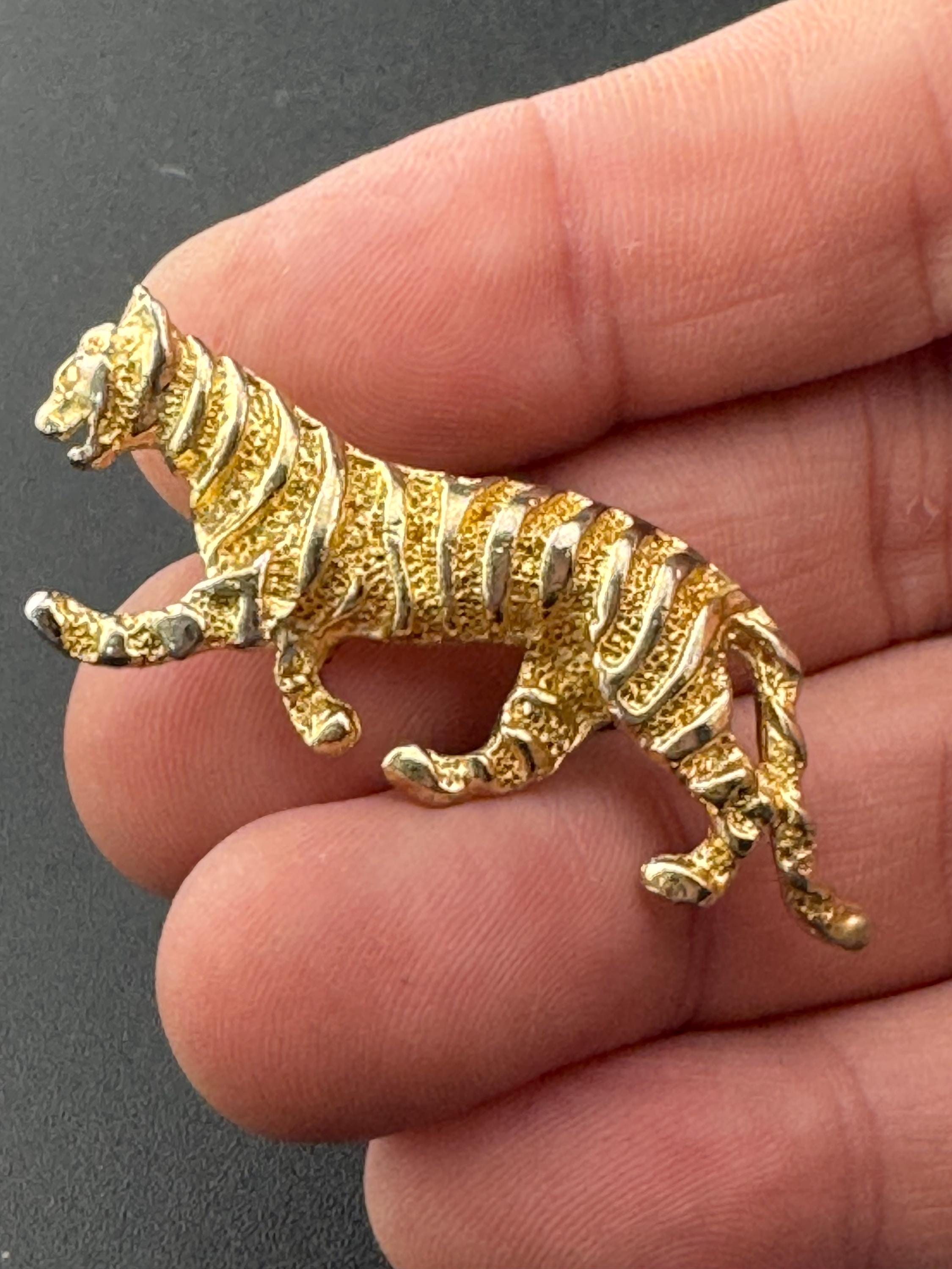 Vintage small leopard brooch, gold tone metal, Big Cat jewellery