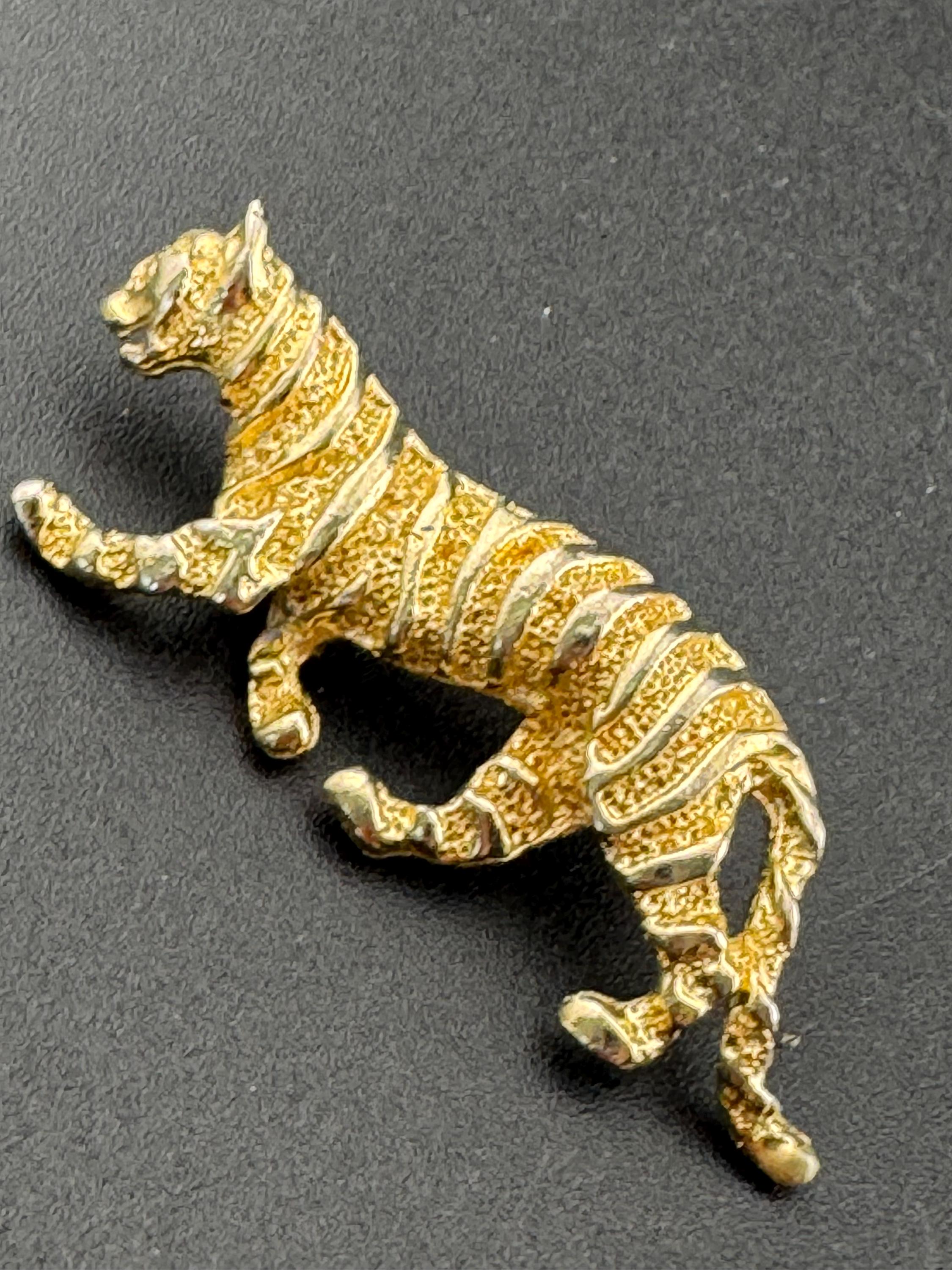 Vintage small leopard brooch, gold tone metal, Big Cat jewellery
