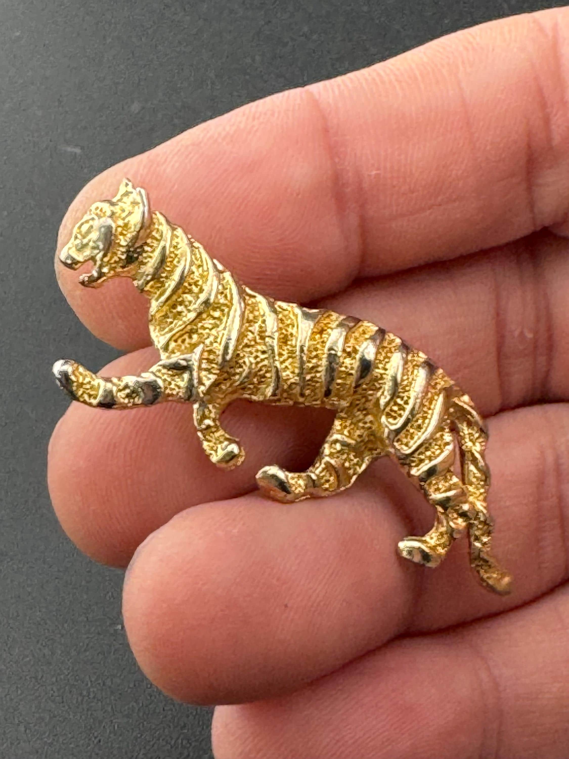 Vintage small leopard brooch, gold tone metal, Big Cat jewellery